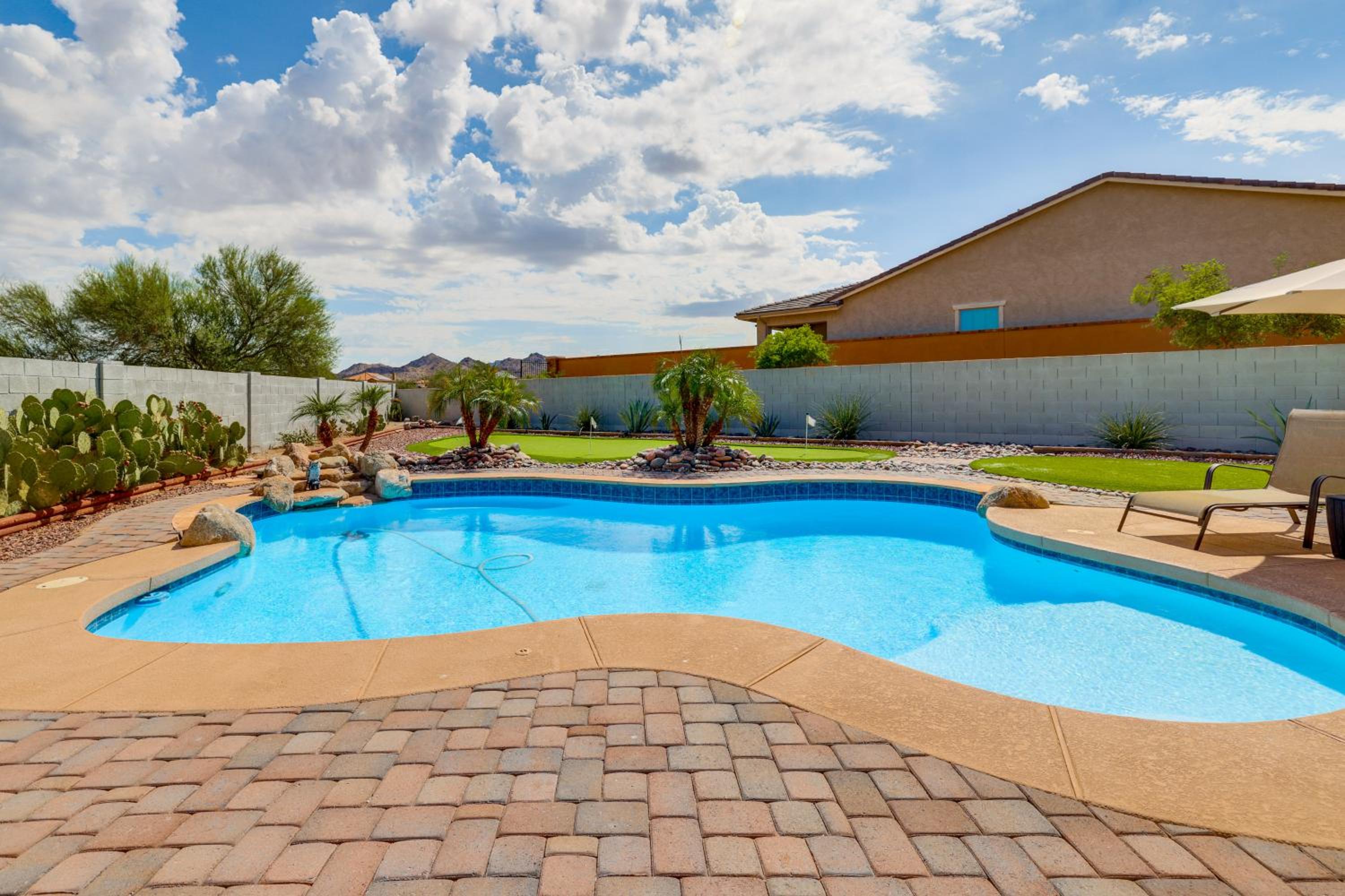Putting Green, Pool Table! West Valley Family Home