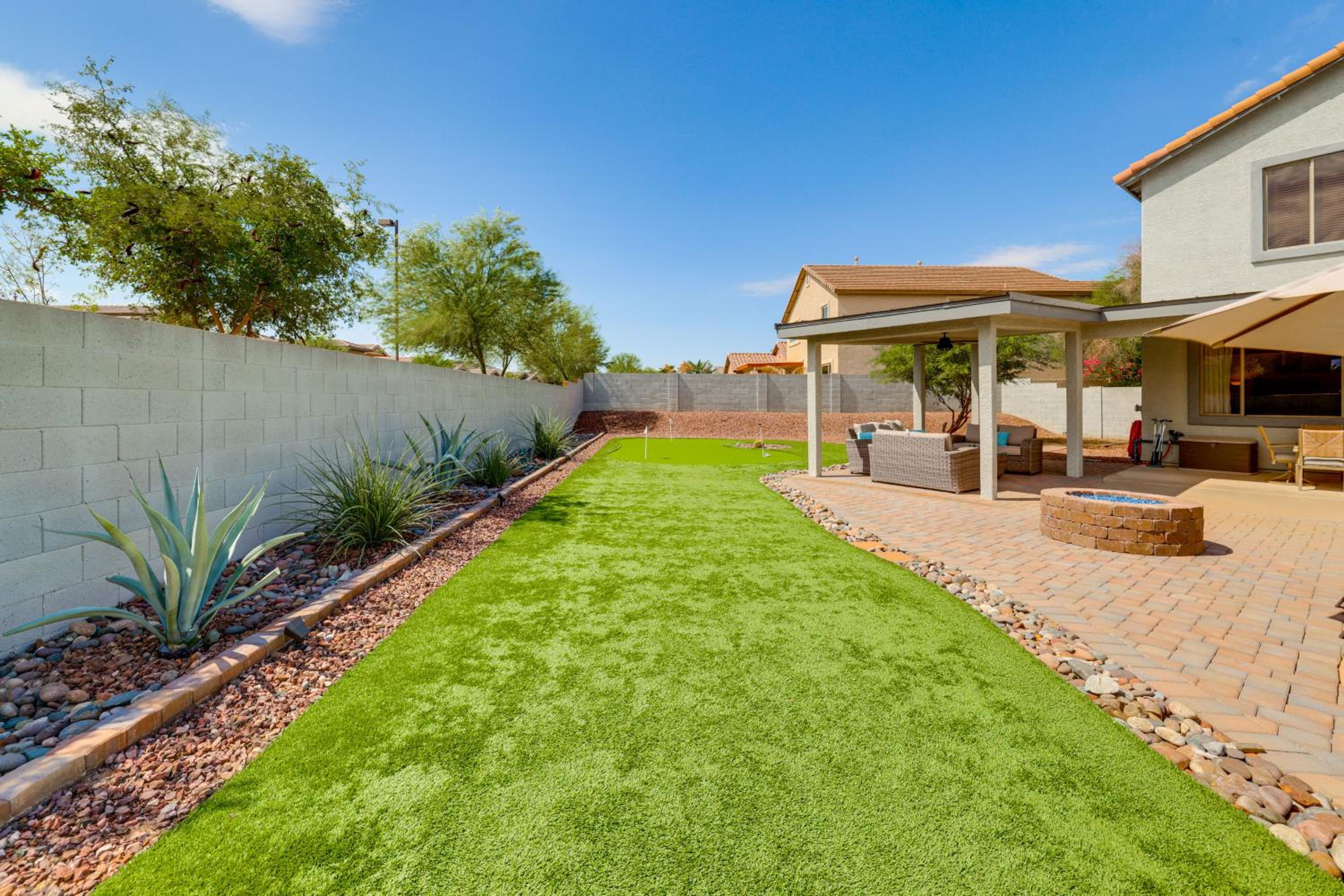 Putting Green, Pool Table! West Valley Family Home