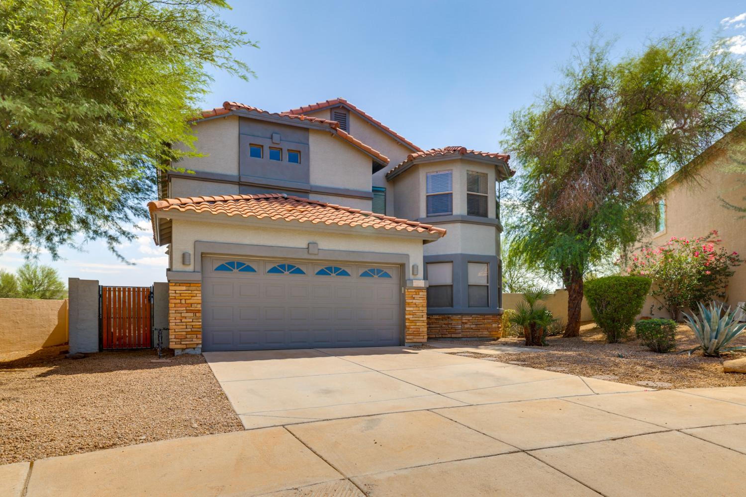 Putting Green, Pool Table! West Valley Family Home