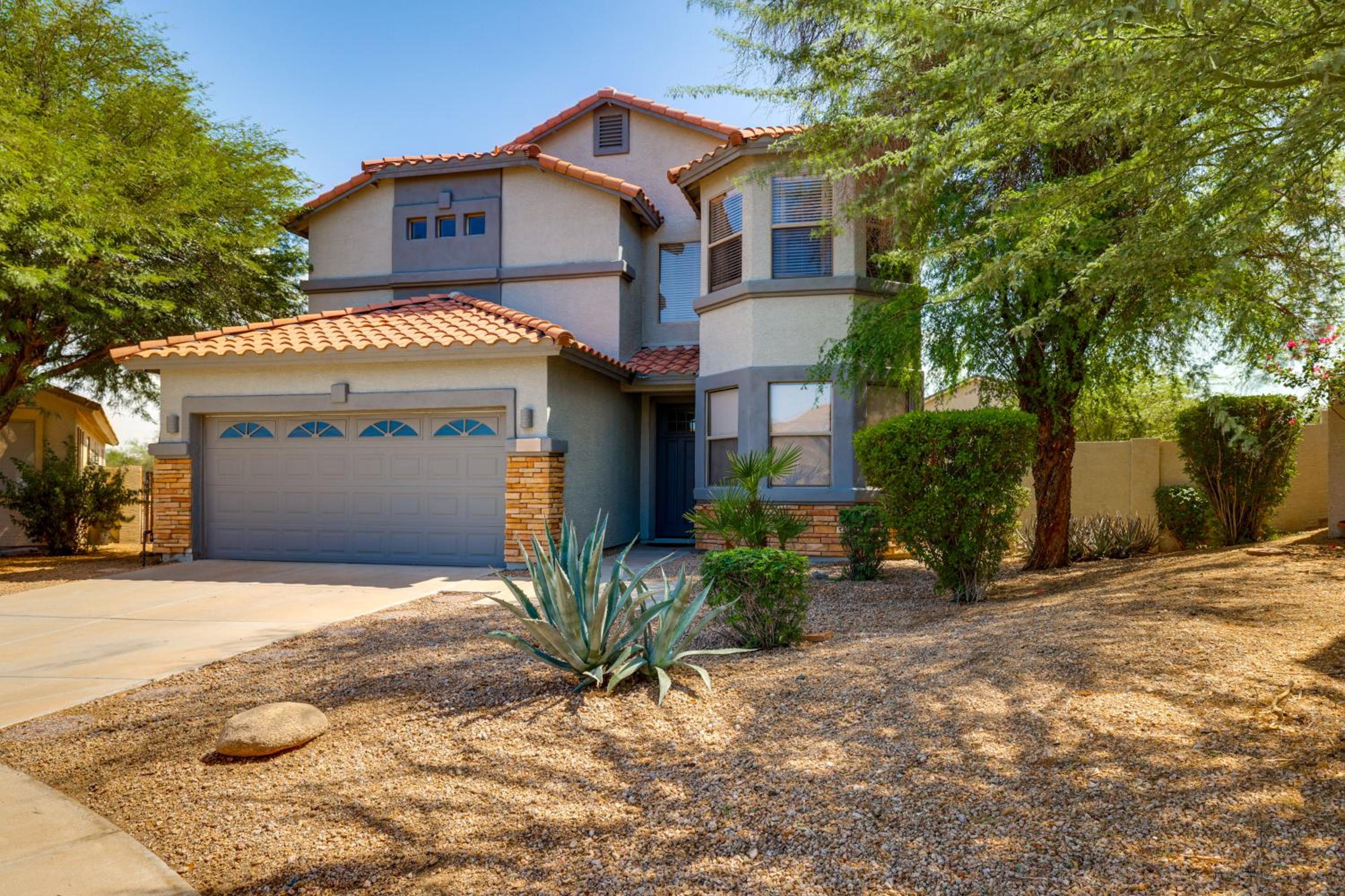 Putting Green, Pool Table! West Valley Family Home
