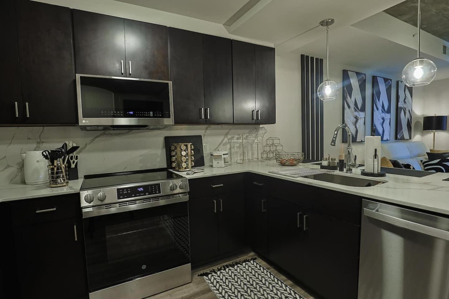 The Luxe Retreat Highrise wgreat views