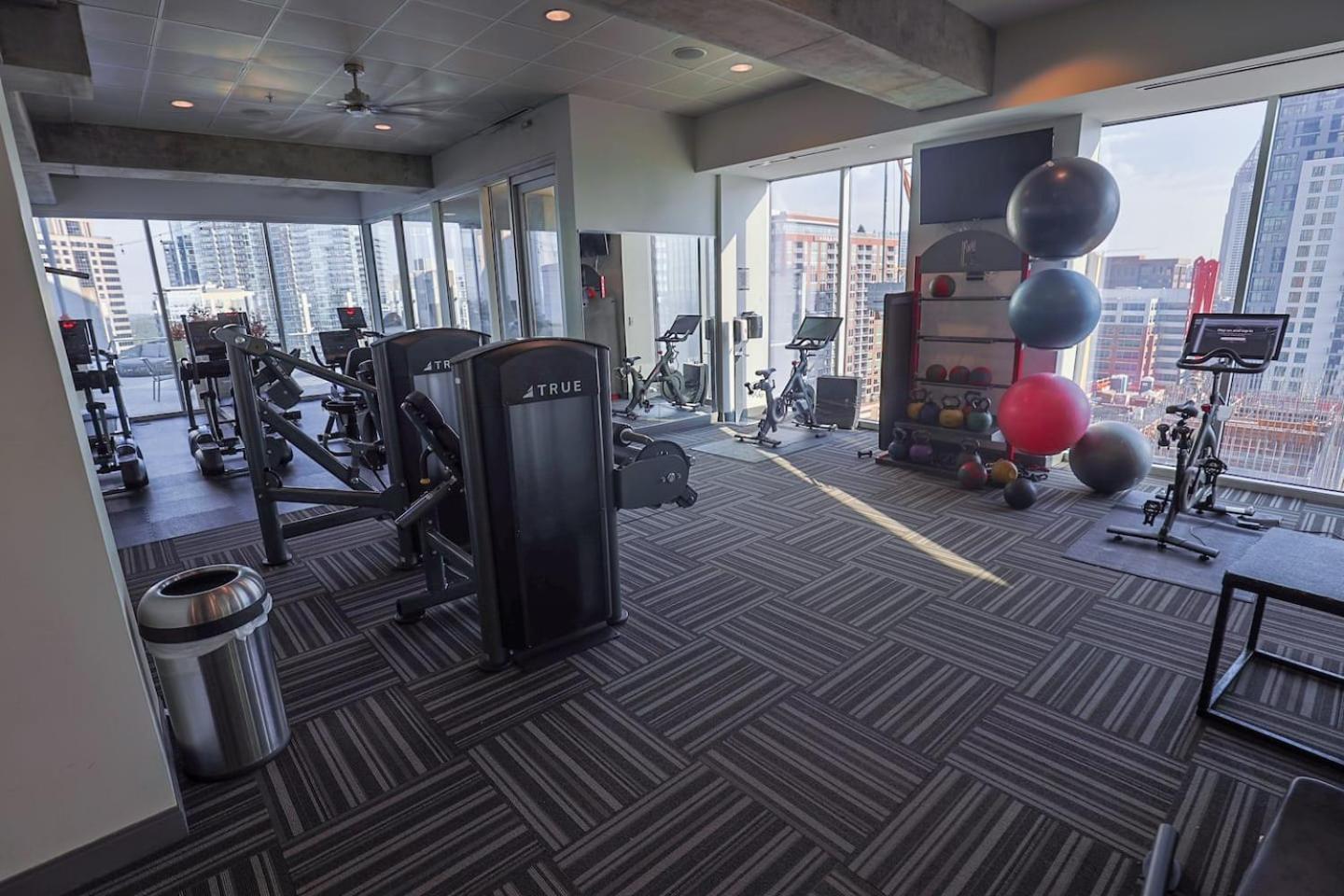 The Luxe Retreat Highrise wgreat views