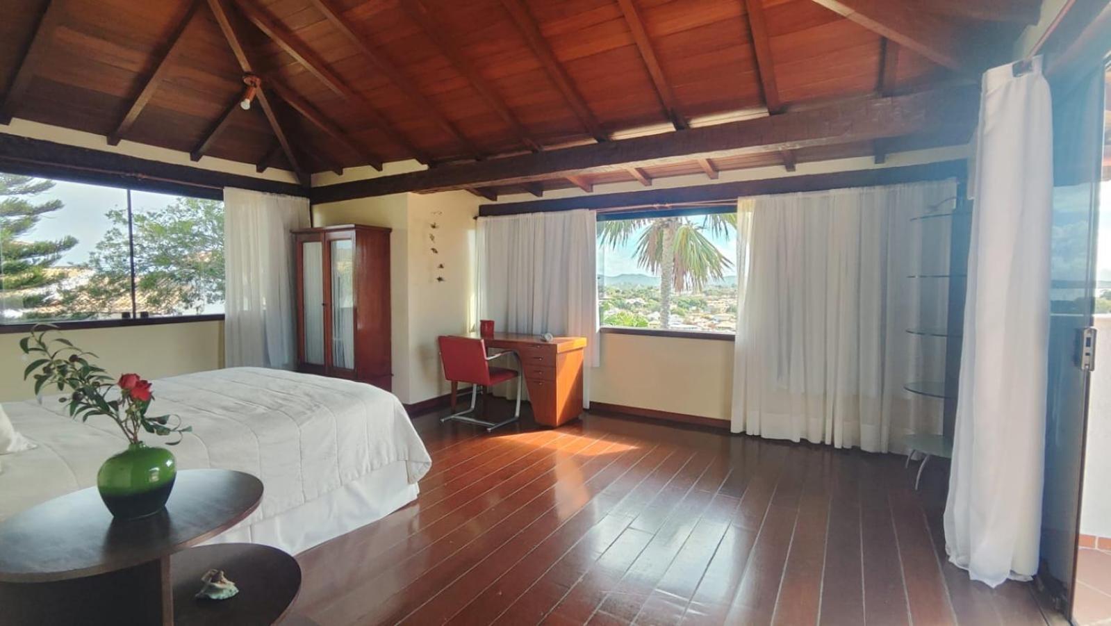 Exclusiva casa em Geriba com vista para o mar