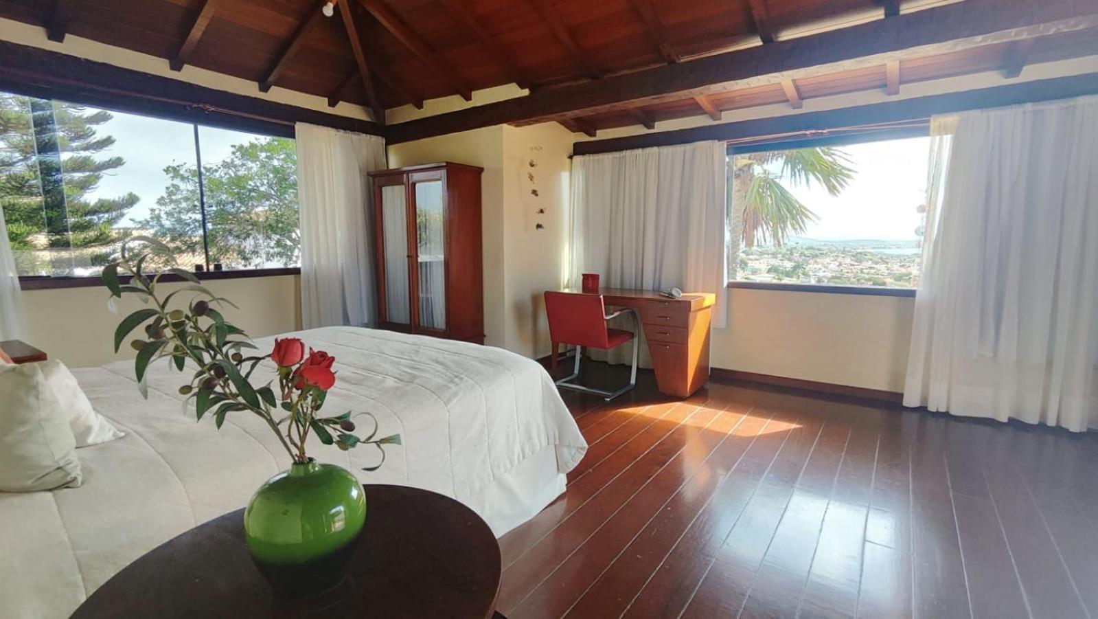 Exclusiva casa em Geriba com vista para o mar