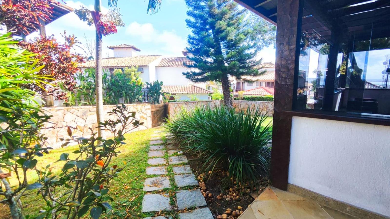 Exclusiva casa em Geriba com vista para o mar
