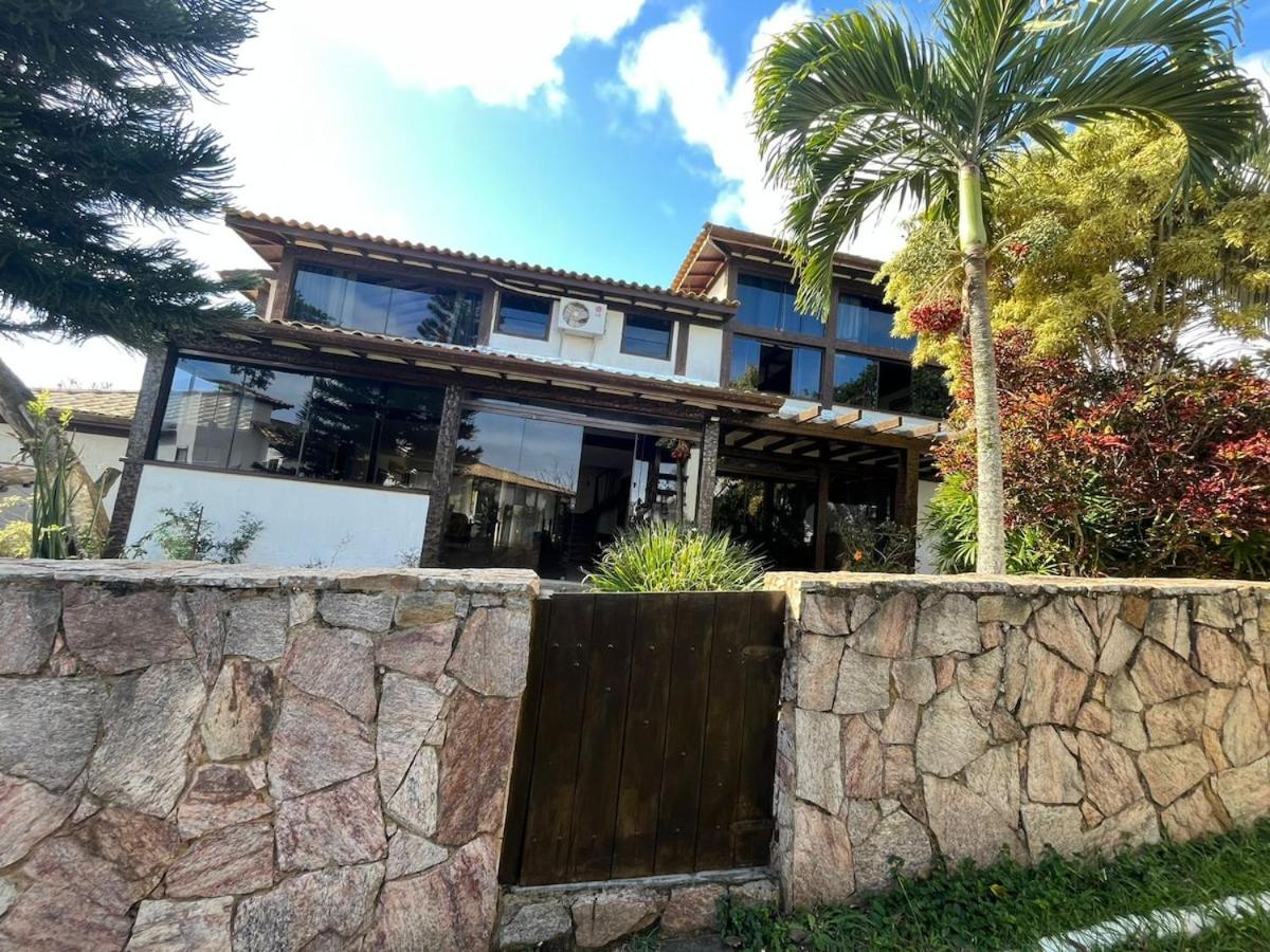 Exclusiva casa em Geriba com vista para o mar