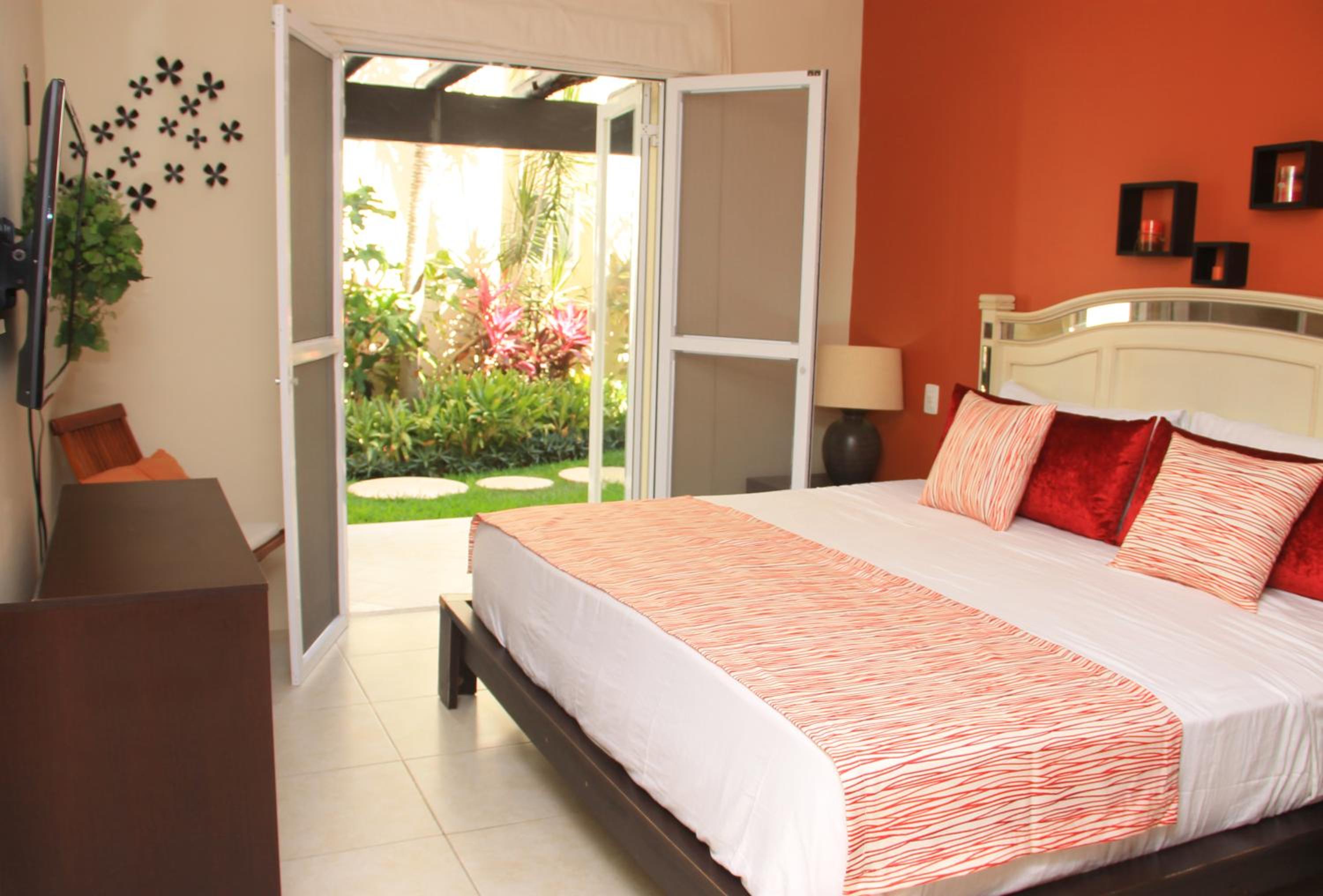 Luna Maya, Steps from Coco Beach and 5th Avenue