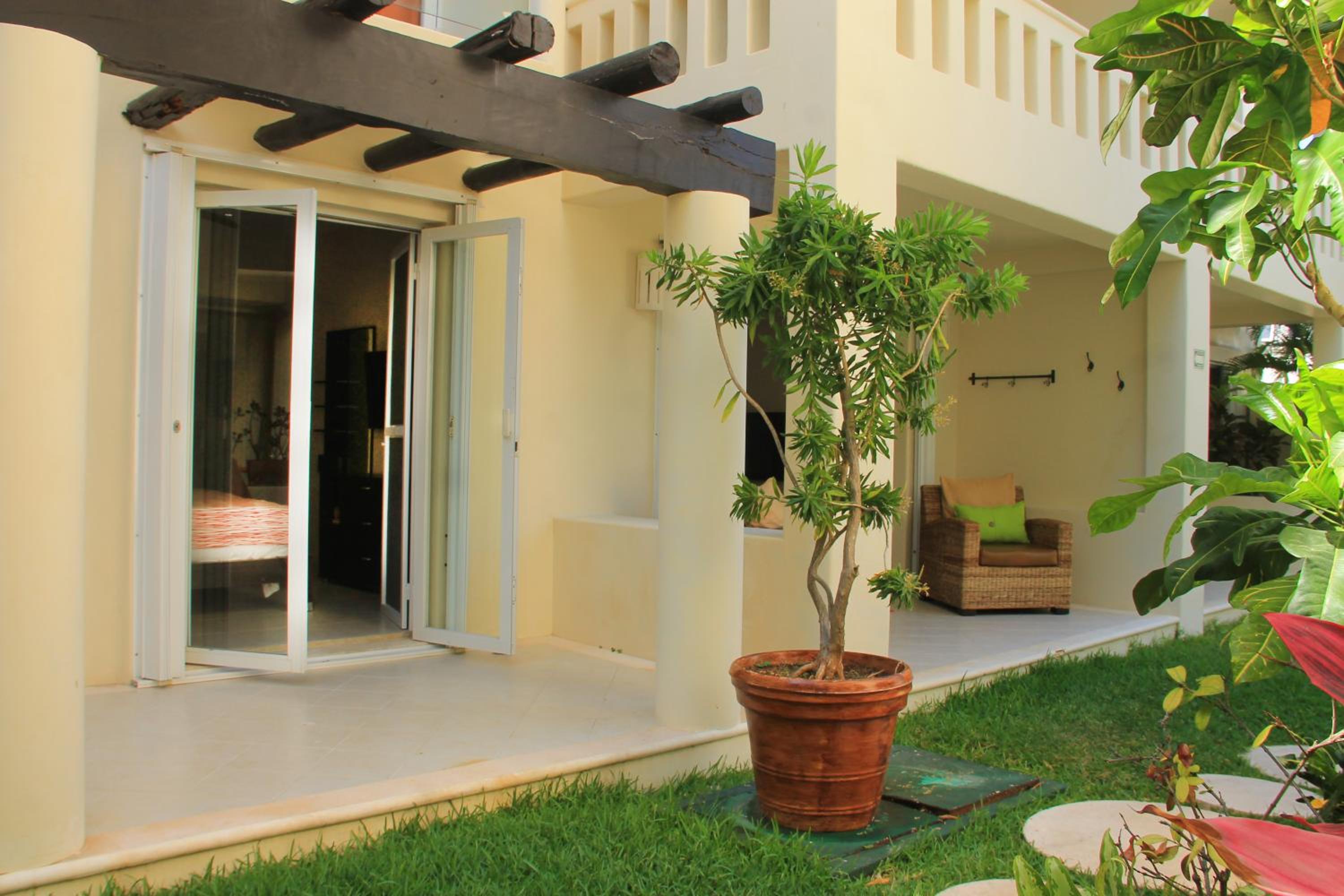 Luna Maya, Steps from Coco Beach and 5th Avenue