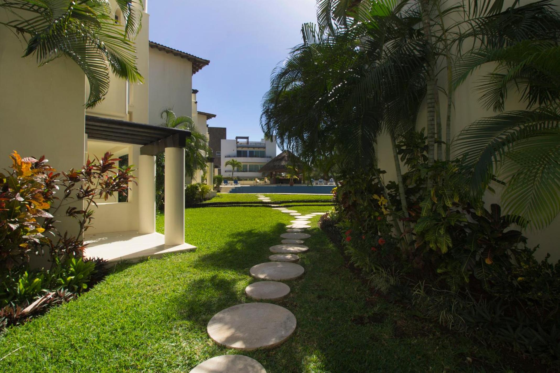Luna Maya, Steps from Coco Beach and 5th Avenue
