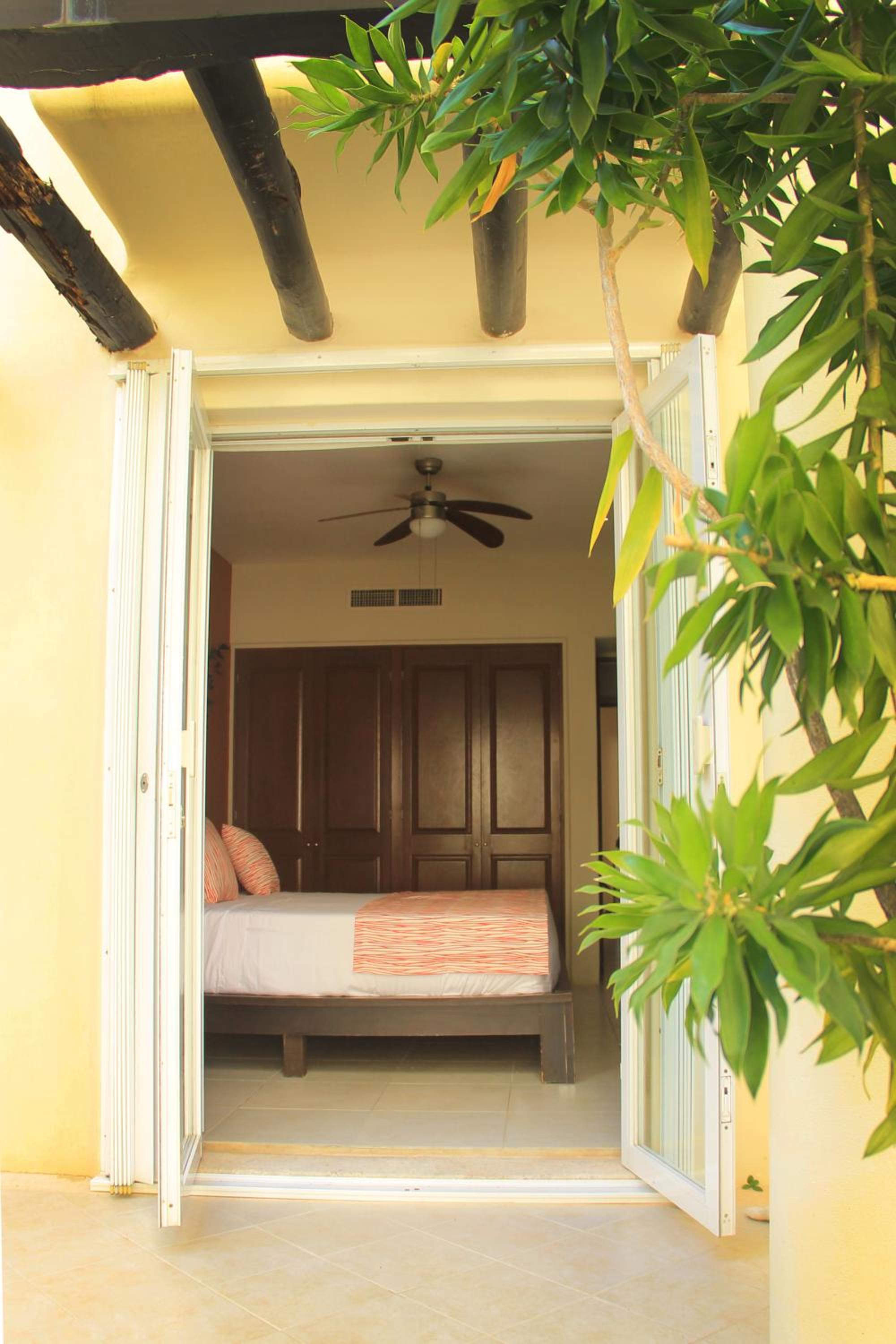 Luna Maya, Steps from Coco Beach and 5th Avenue