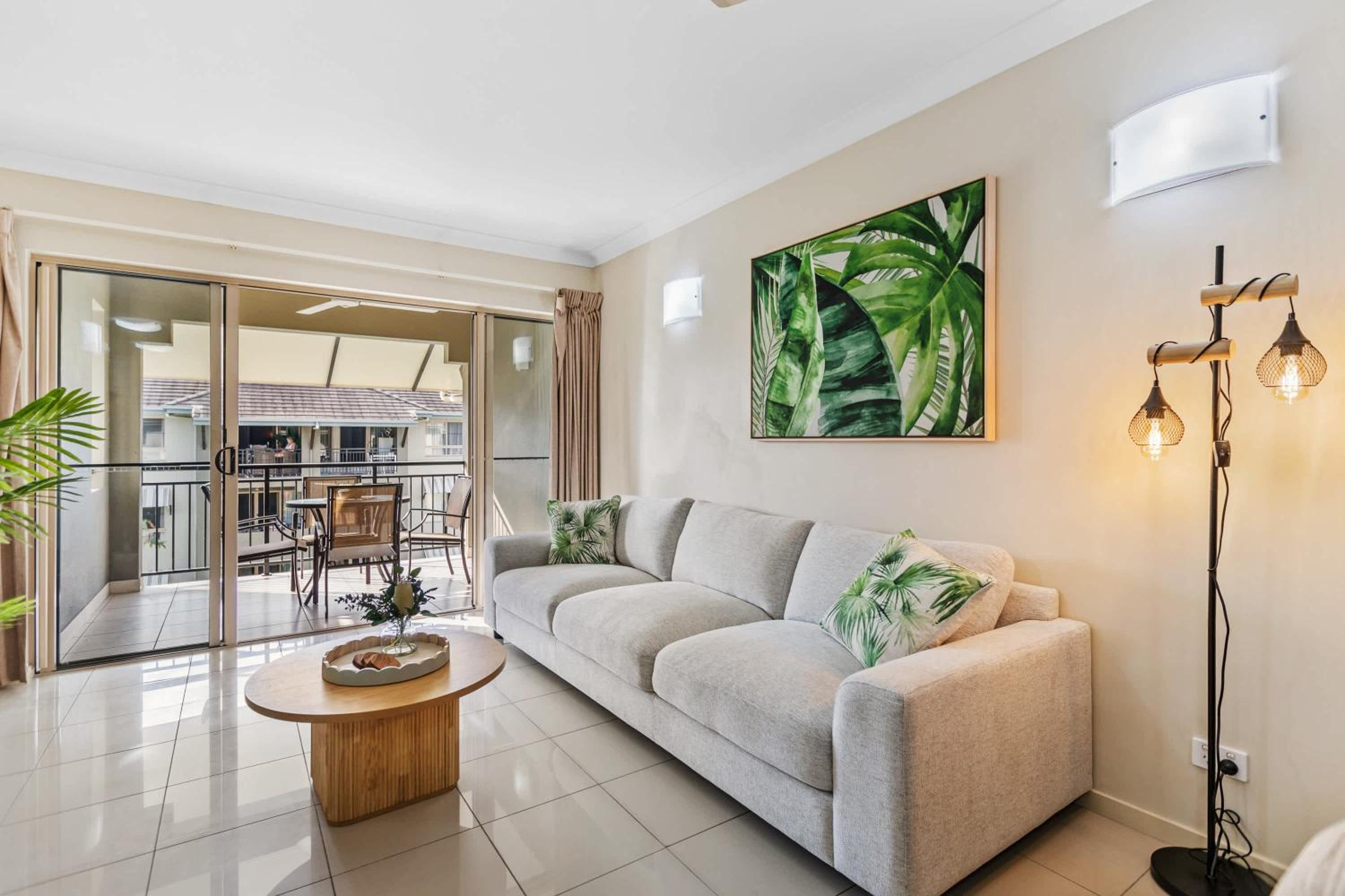Cairns 2BR Palms Stay Top Floor & Pool View
