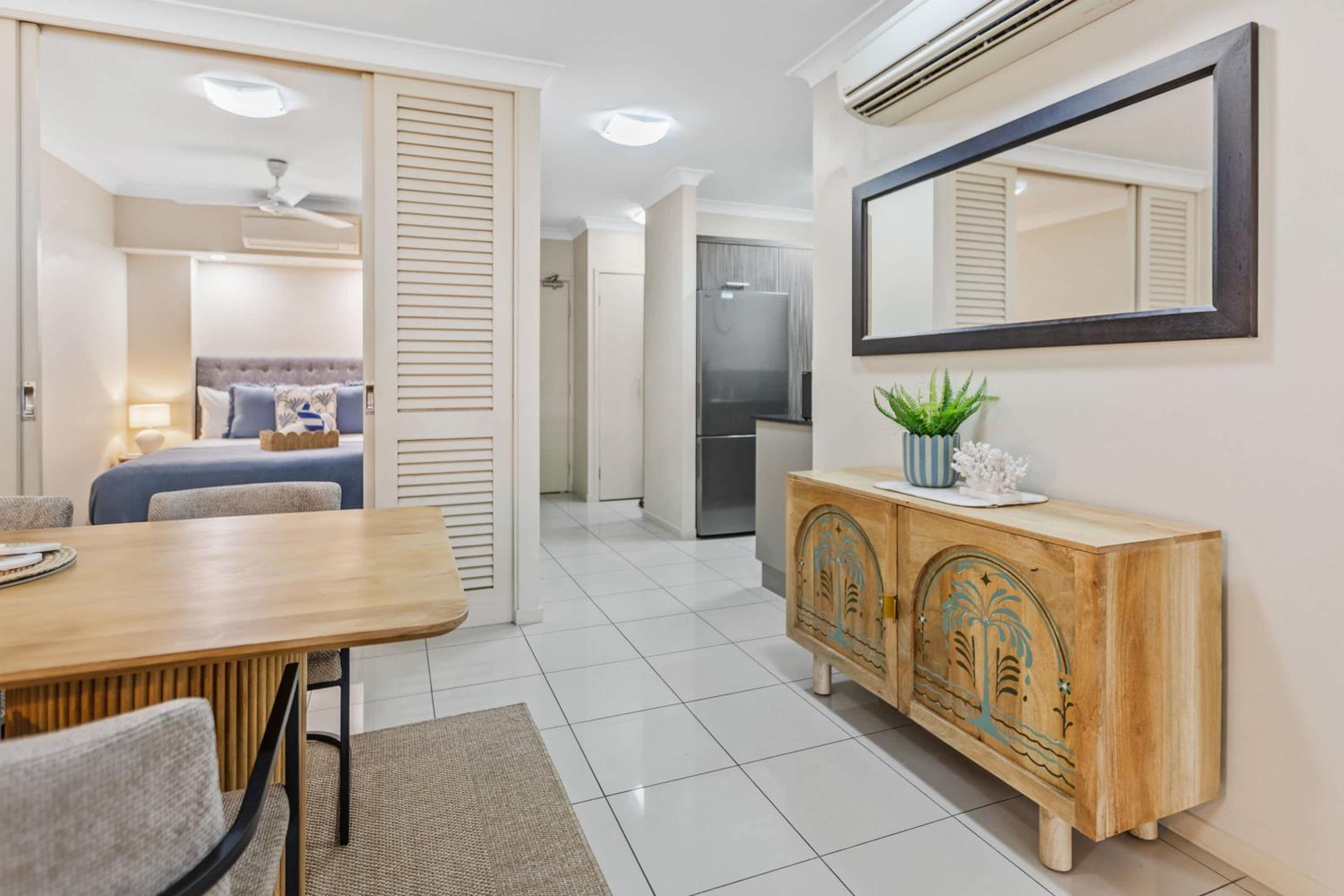 Cairns 2BR Palms Stay Top Floor & Pool View
