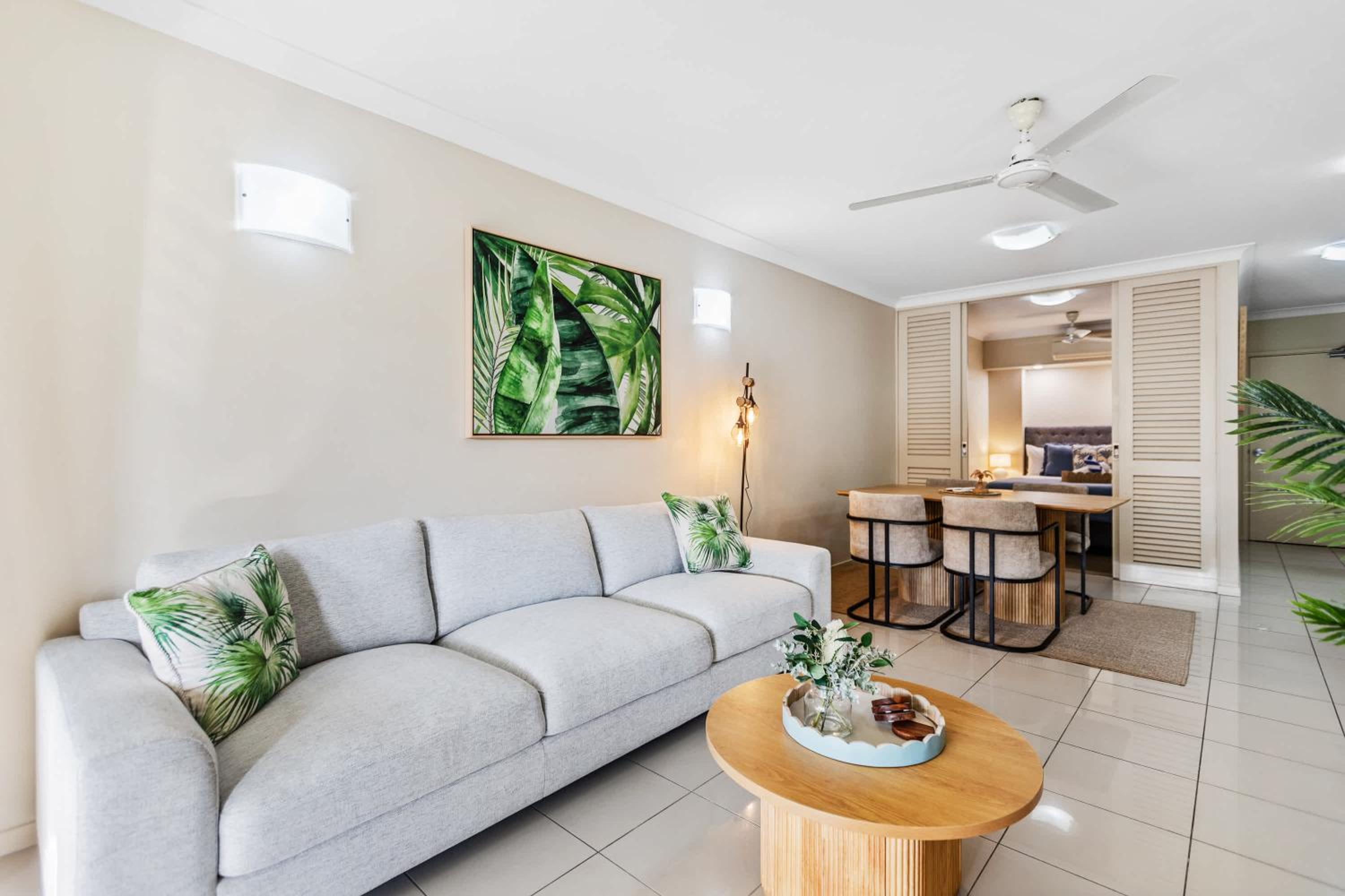 Cairns 2BR Palms Stay Top Floor & Pool View