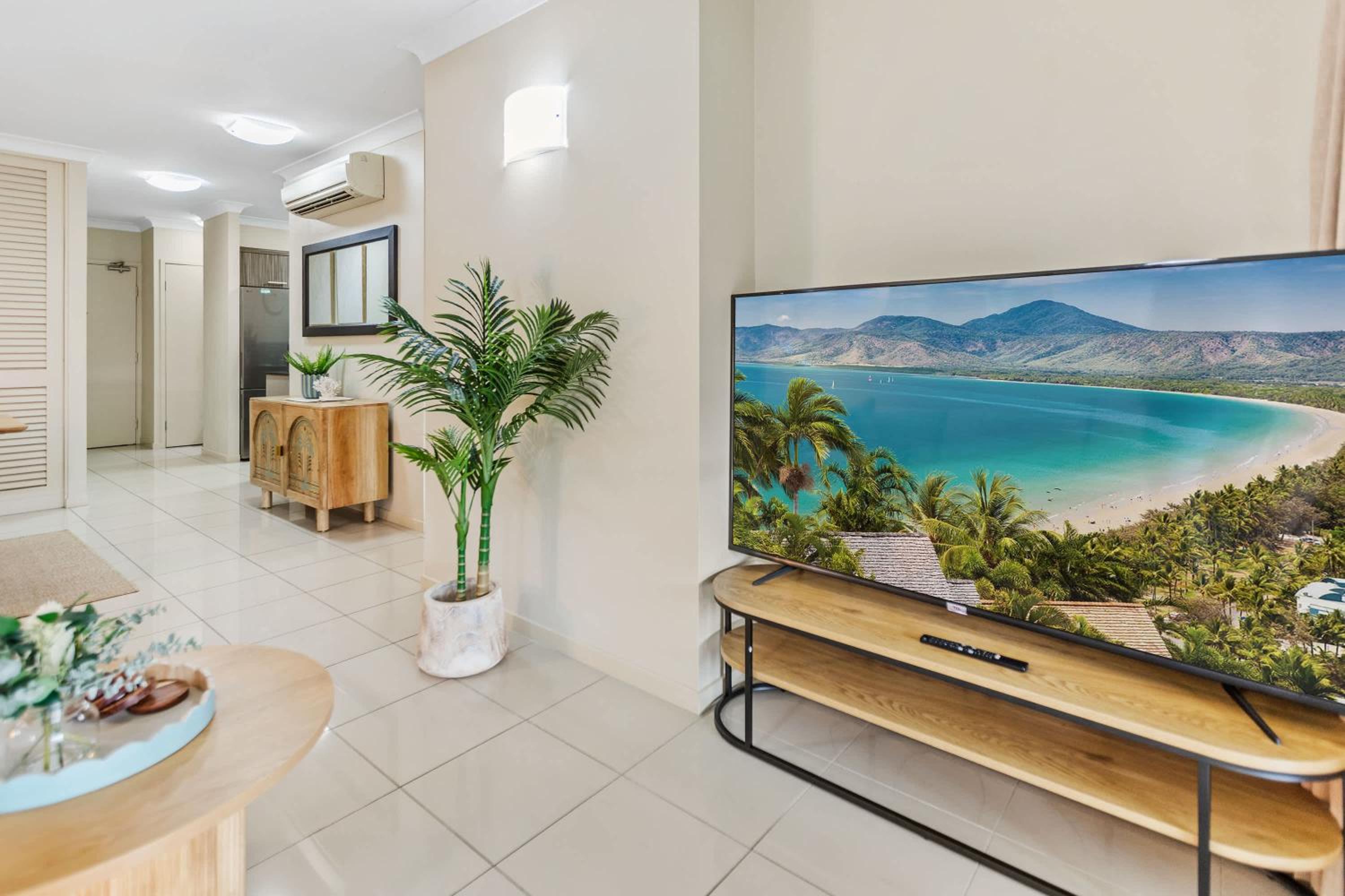 Cairns 2BR Palms Stay Top Floor & Pool View