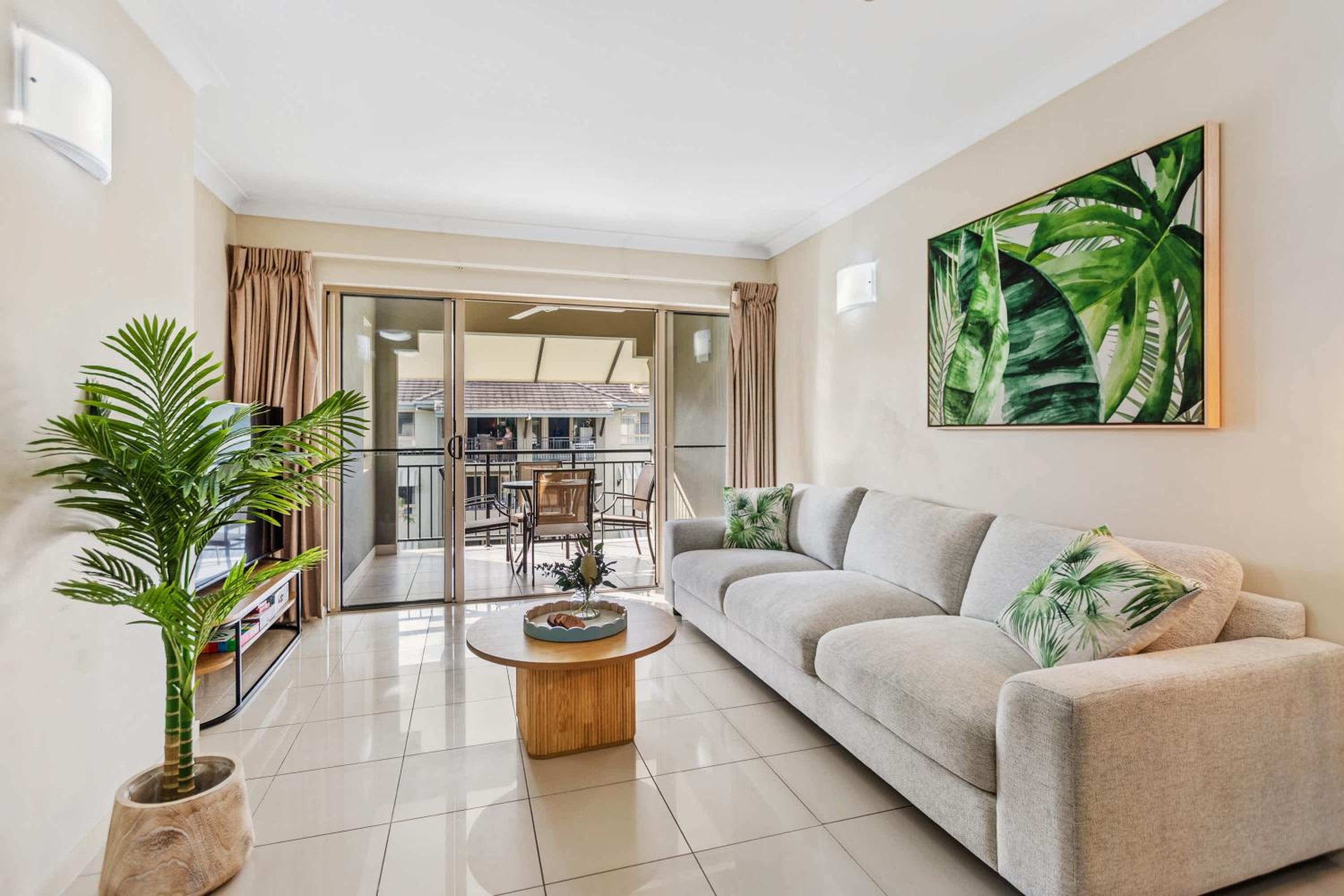 Cairns 2BR Palms Stay Top Floor & Pool View