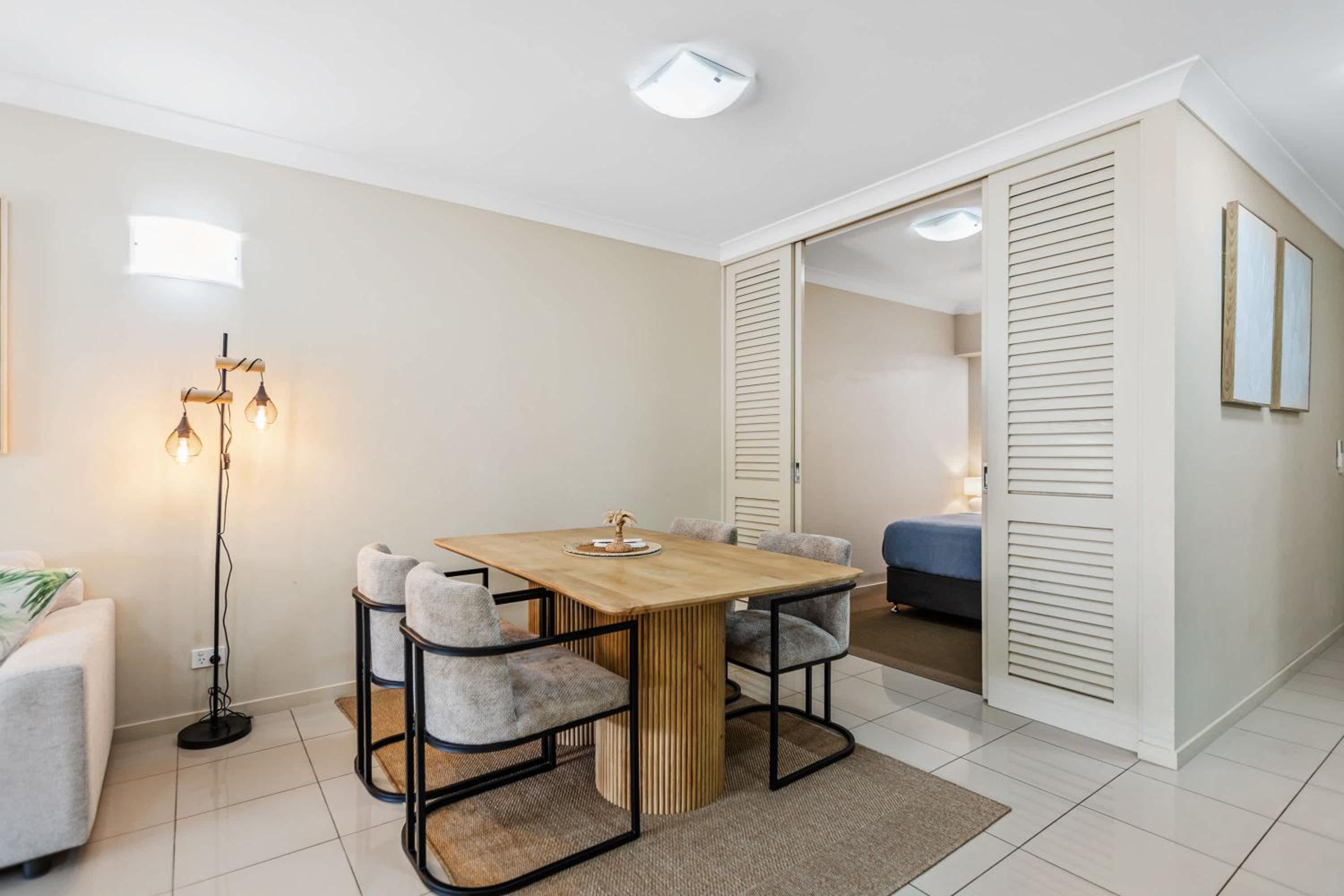 Cairns 2BR Palms Stay Top Floor & Pool View