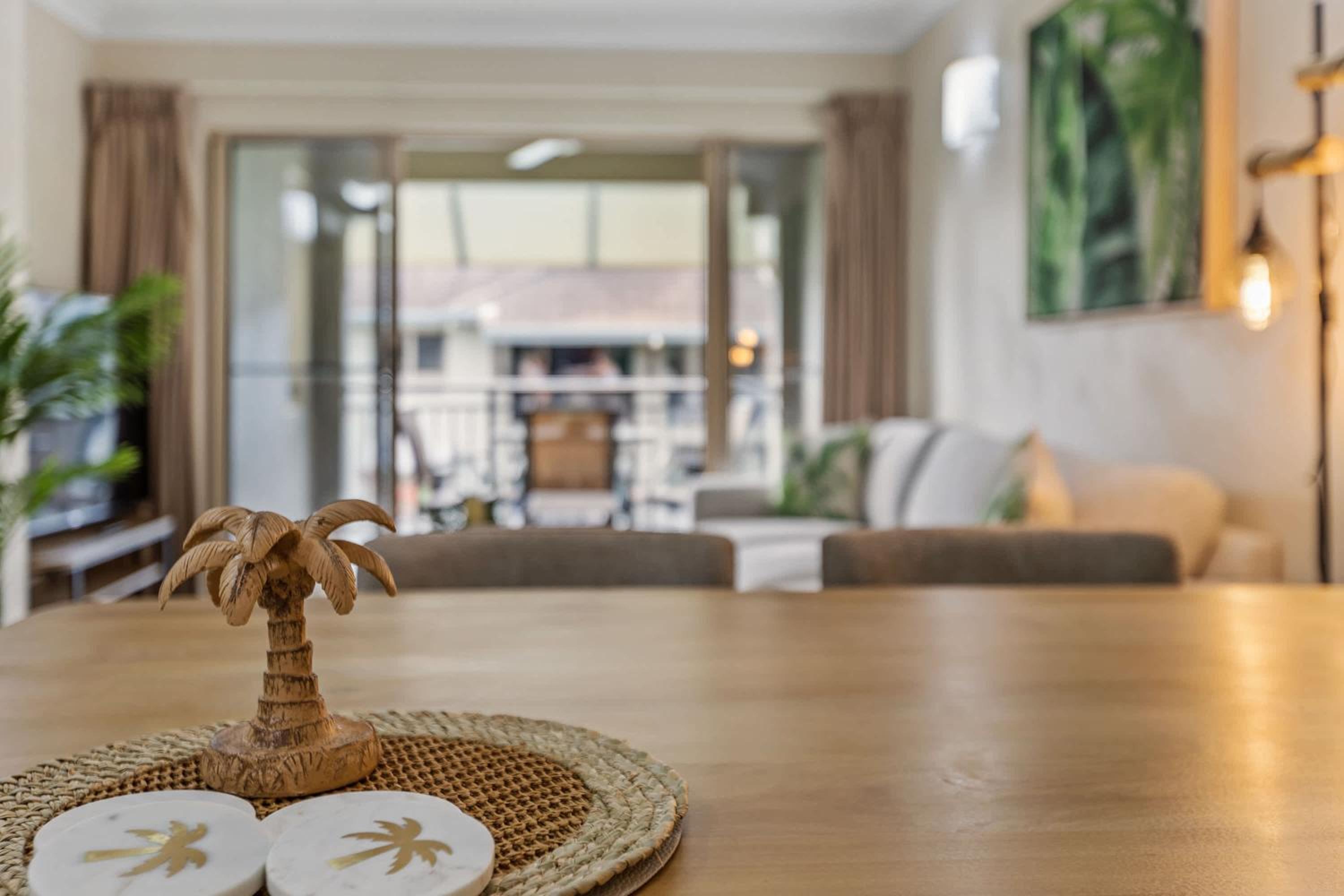Cairns 2BR Palms Stay Top Floor & Pool View