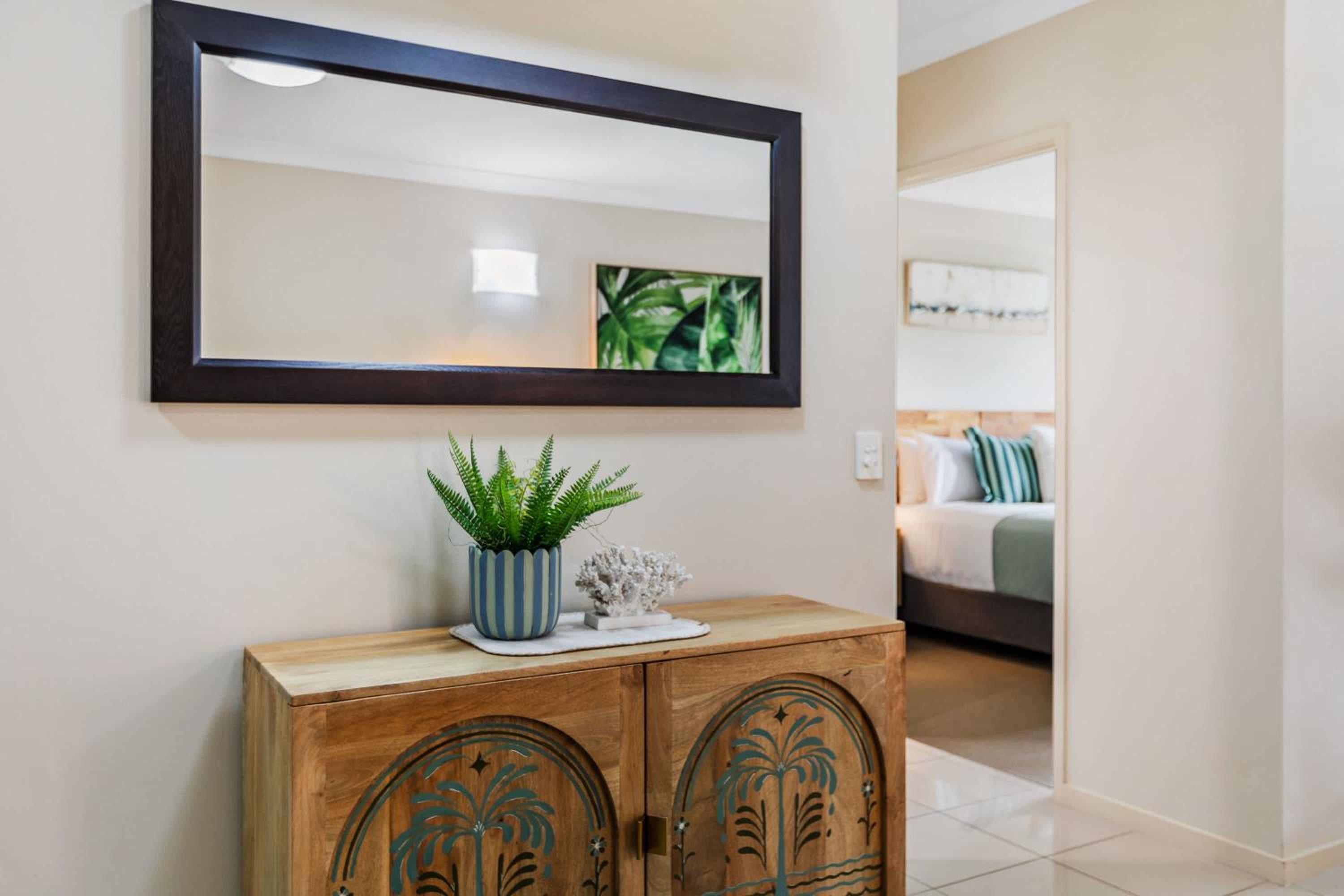 Cairns 2BR Palms Stay Top Floor & Pool View