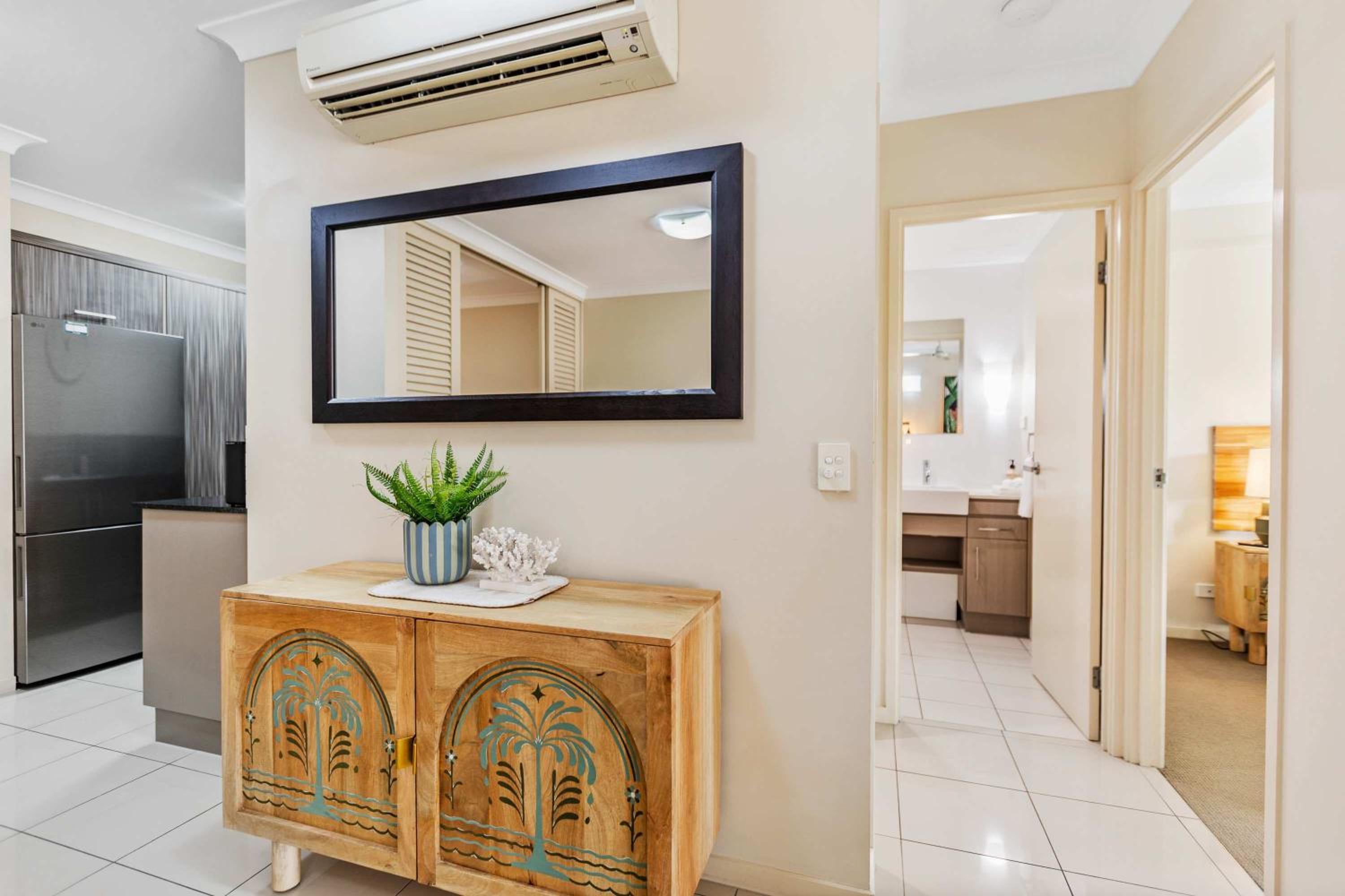 Cairns 2BR Palms Stay Top Floor & Pool View