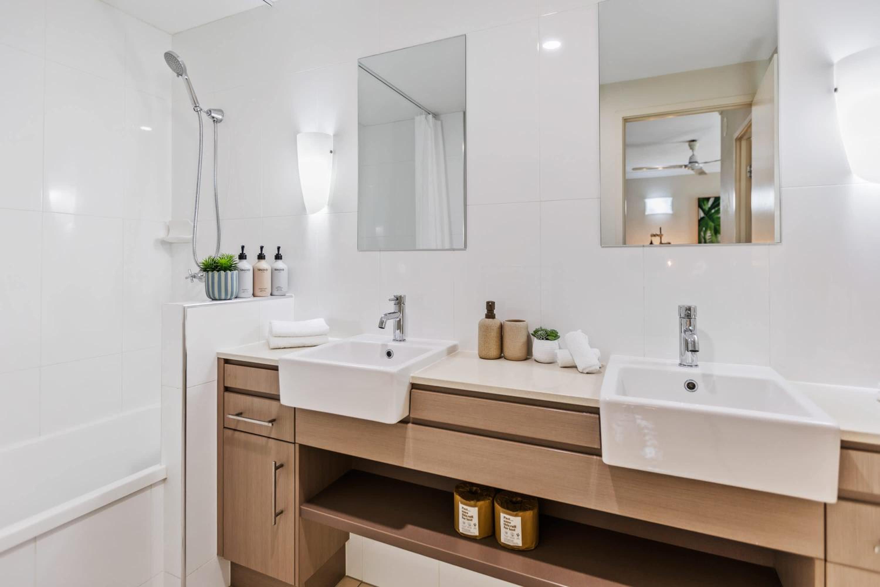 Cairns 2BR Palms Stay Top Floor & Pool View