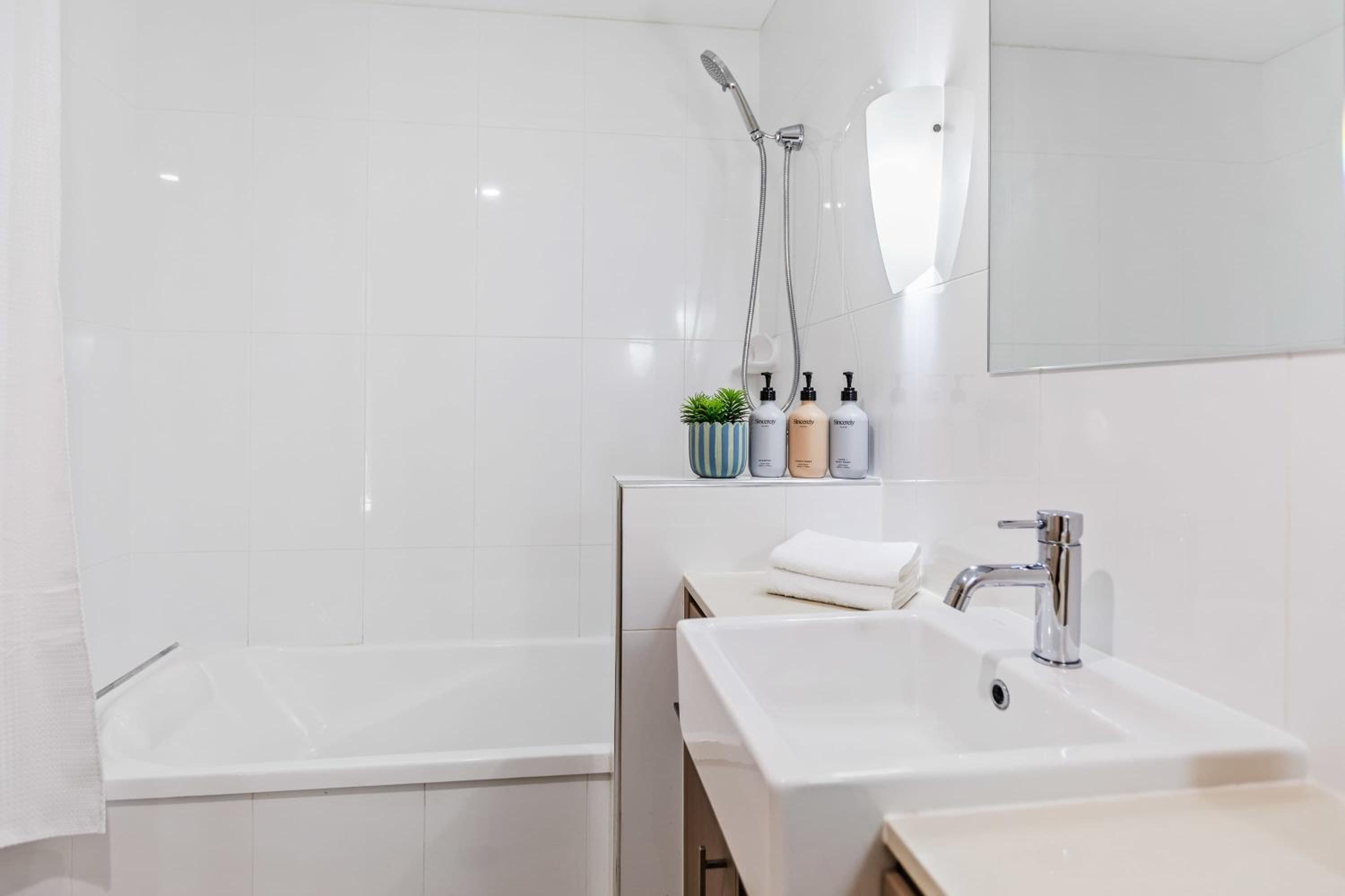 Cairns 2BR Palms Stay Top Floor & Pool View