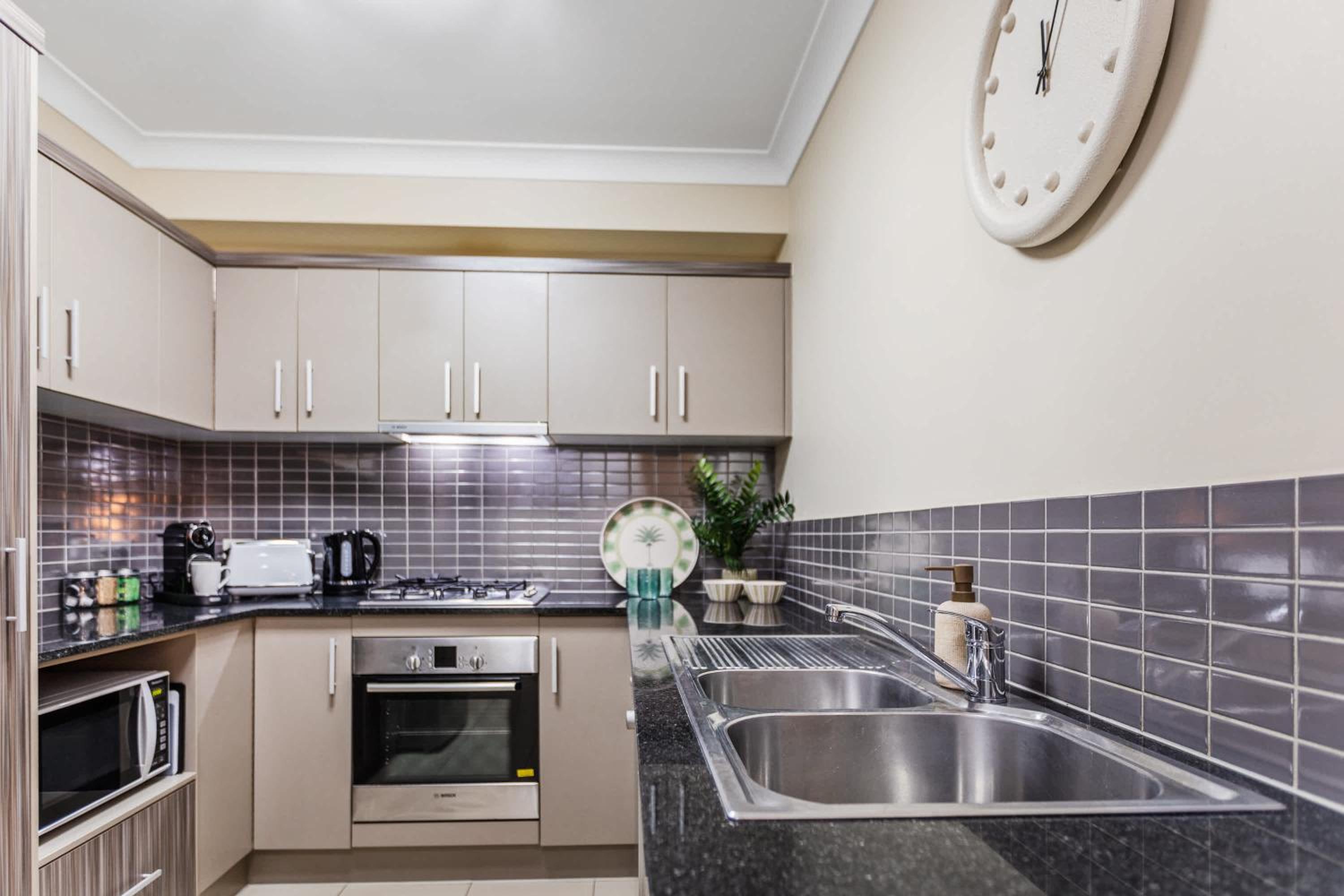 Cairns 2BR Palms Stay Top Floor & Pool View