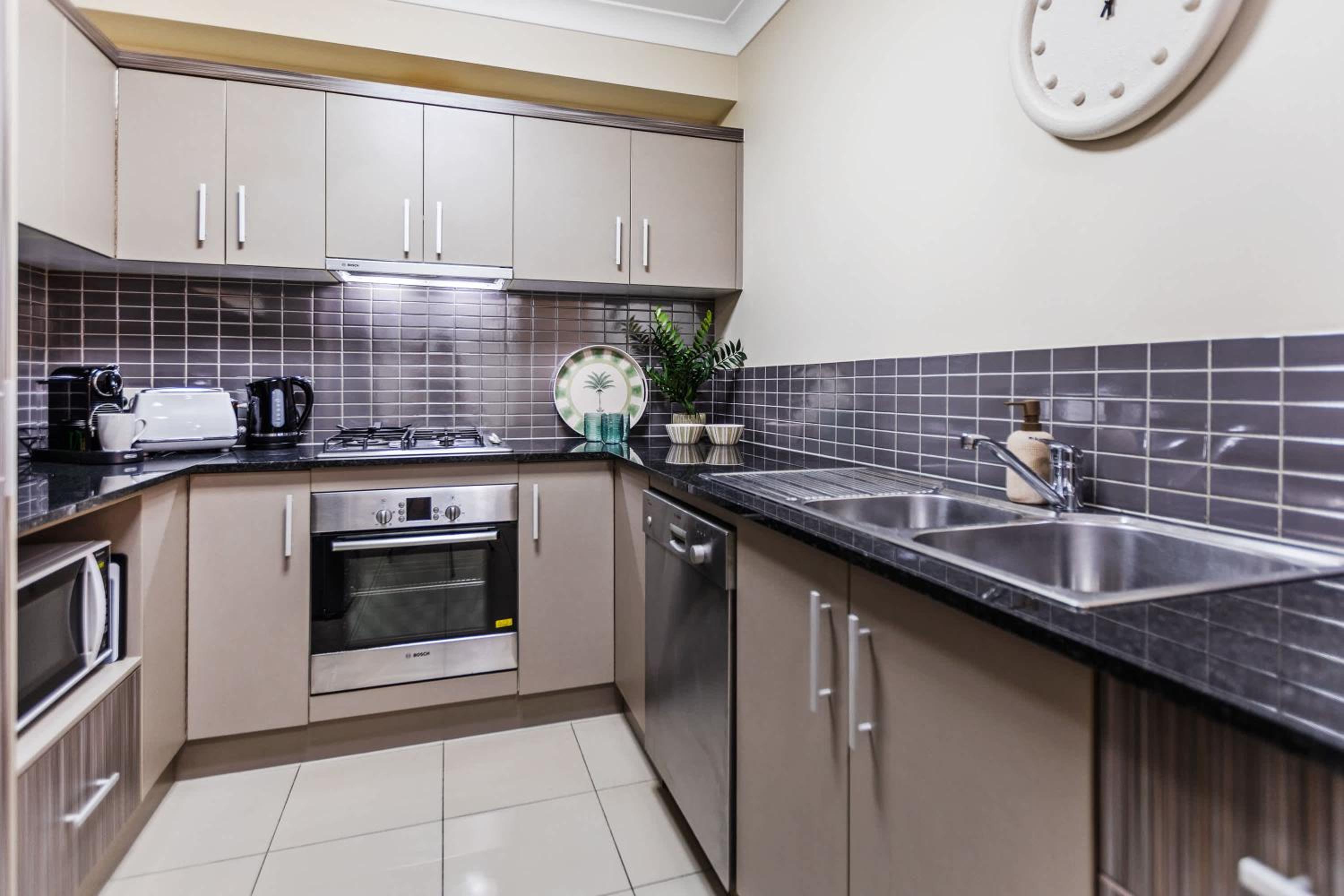 Cairns 2BR Palms Stay Top Floor & Pool View