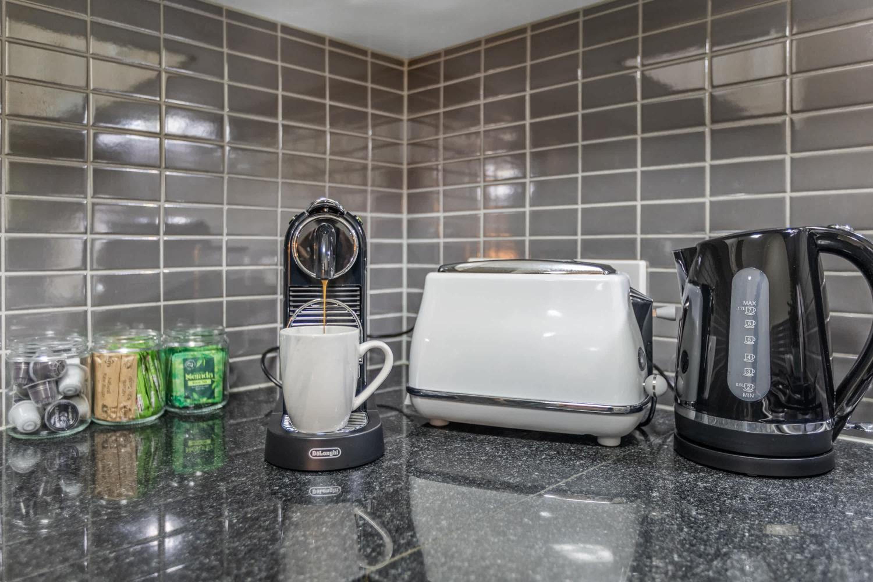 Cairns 2BR Palms Stay Top Floor & Pool View