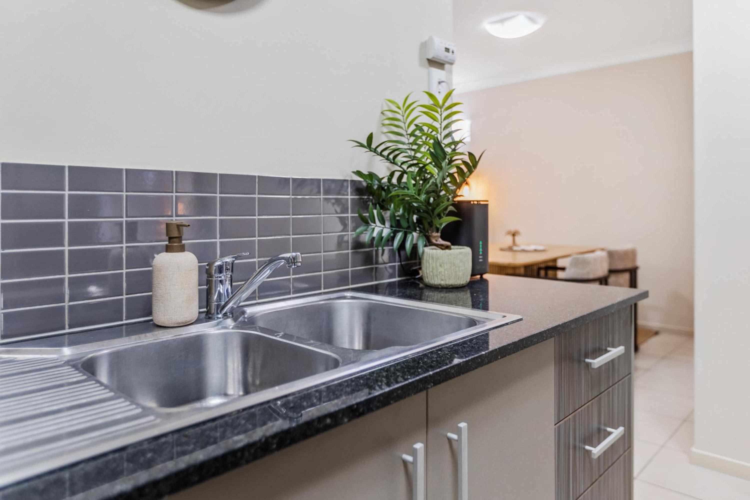 Cairns 2BR Palms Stay Top Floor & Pool View