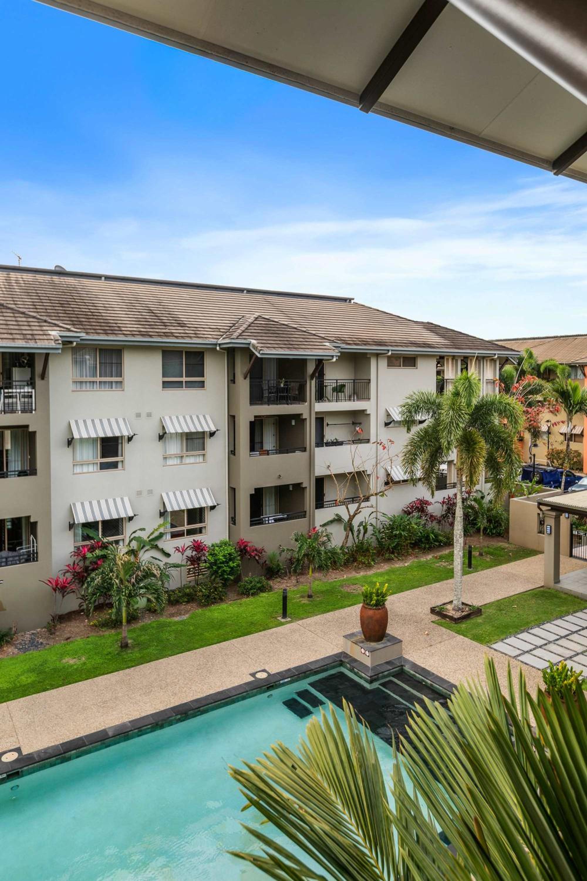 Cairns 2BR Palms Stay Top Floor & Pool View