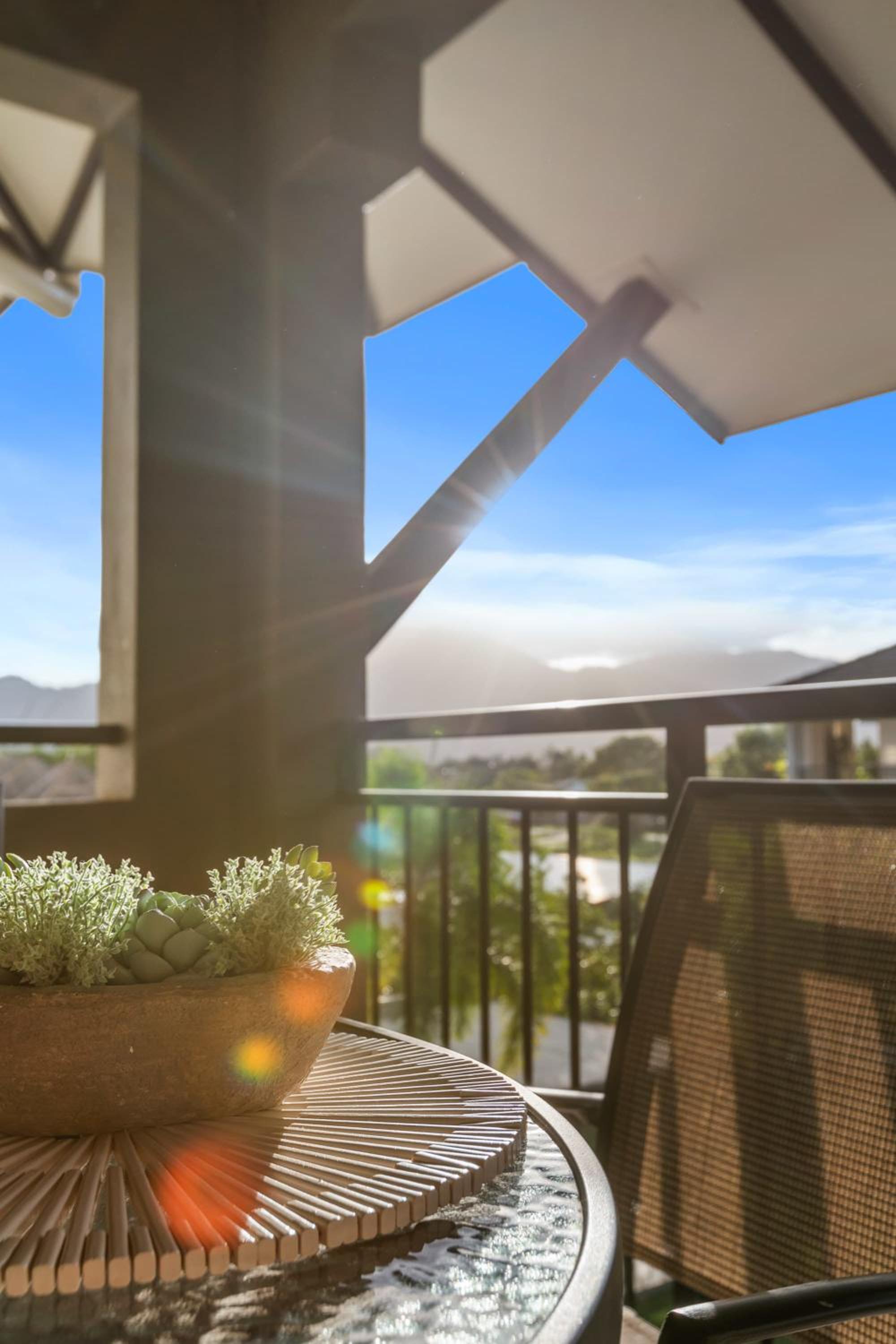Cairns 2BR Palms Stay Top Floor & Pool View