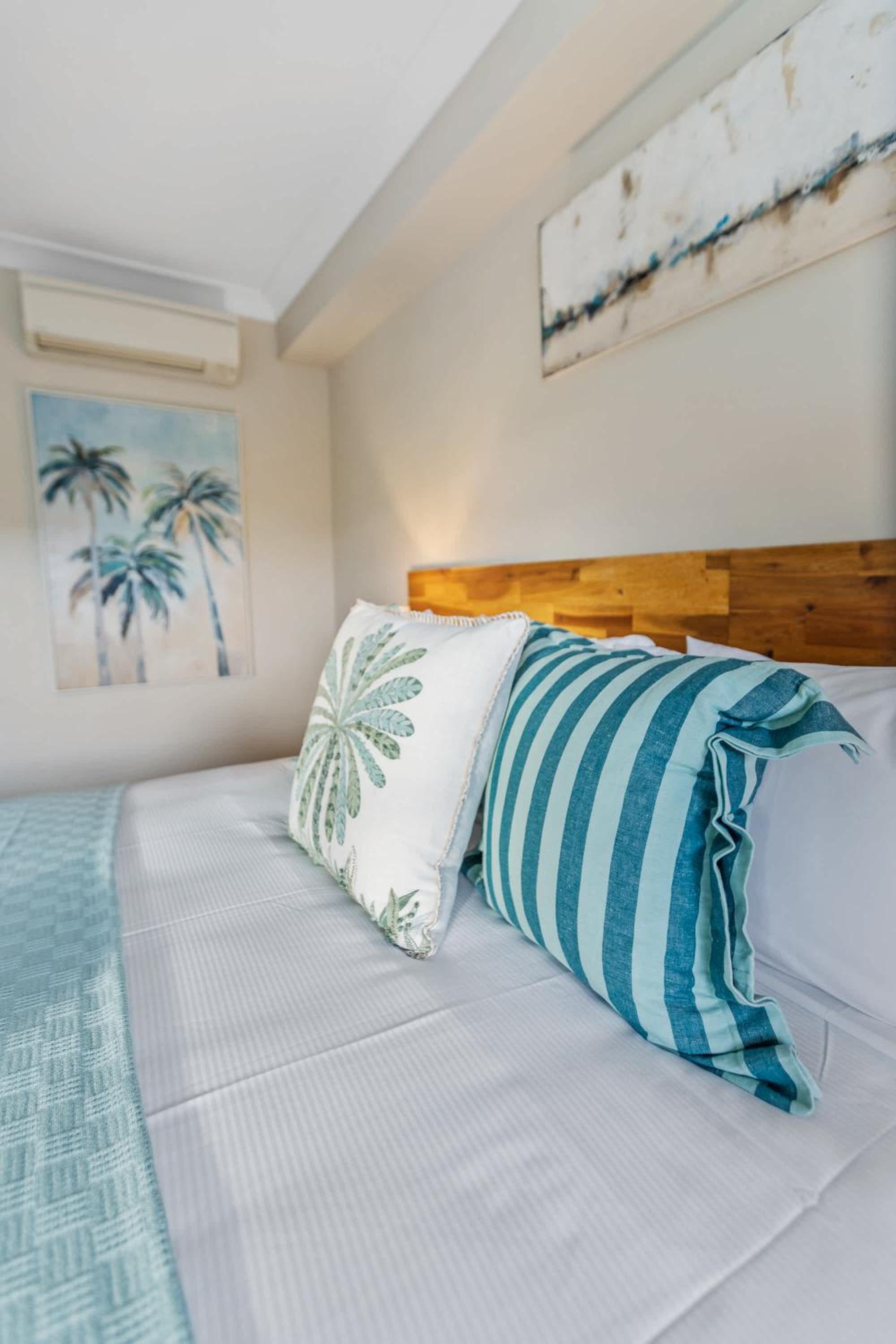 Cairns 2BR Palms Stay Top Floor & Pool View