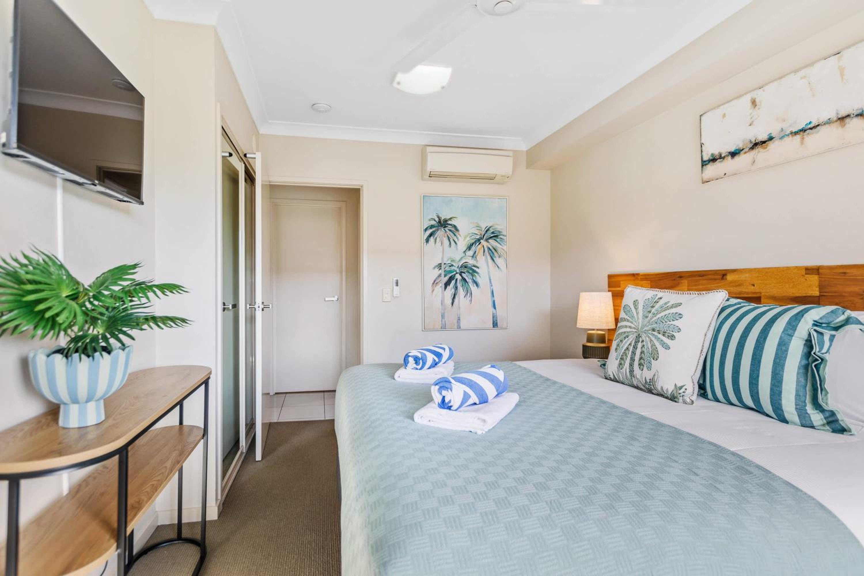 Cairns 2BR Palms Stay Top Floor & Pool View