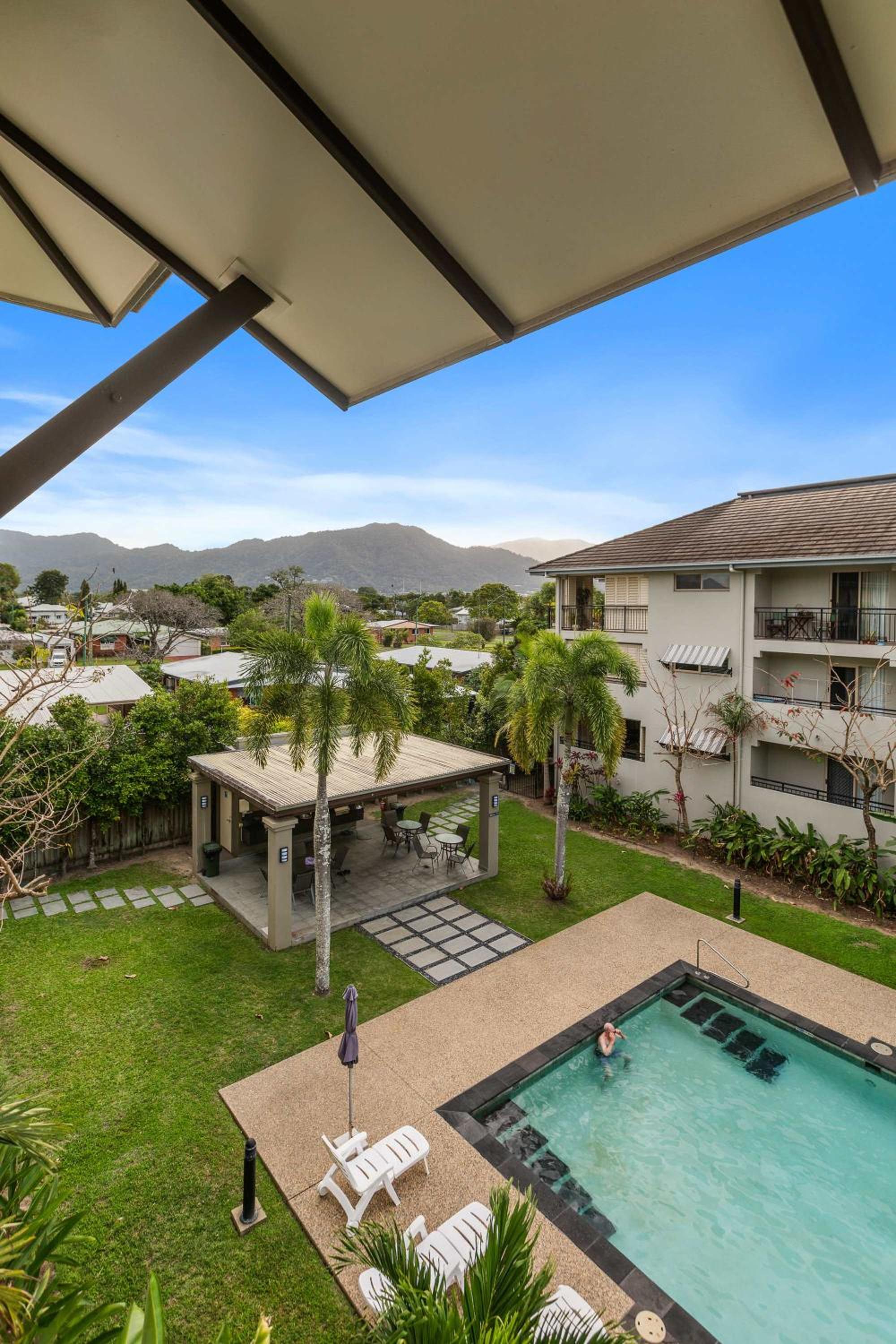Cairns 2BR Palms Stay Top Floor & Pool View
