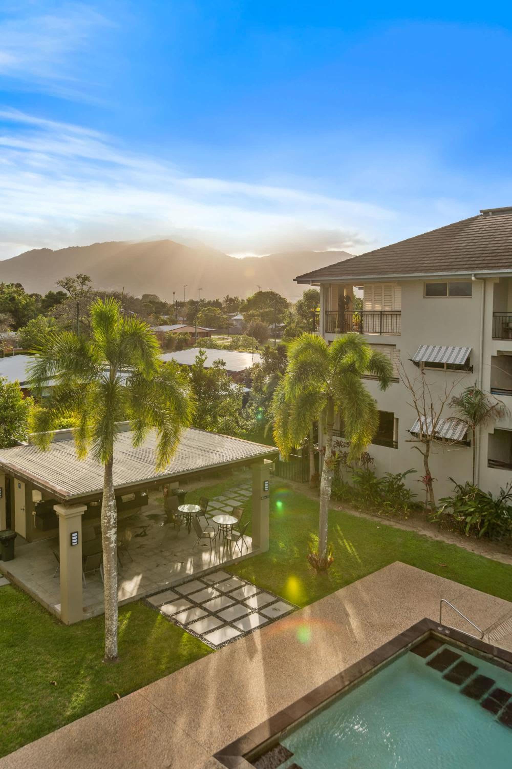 Cairns 2BR Palms Stay Top Floor & Pool View