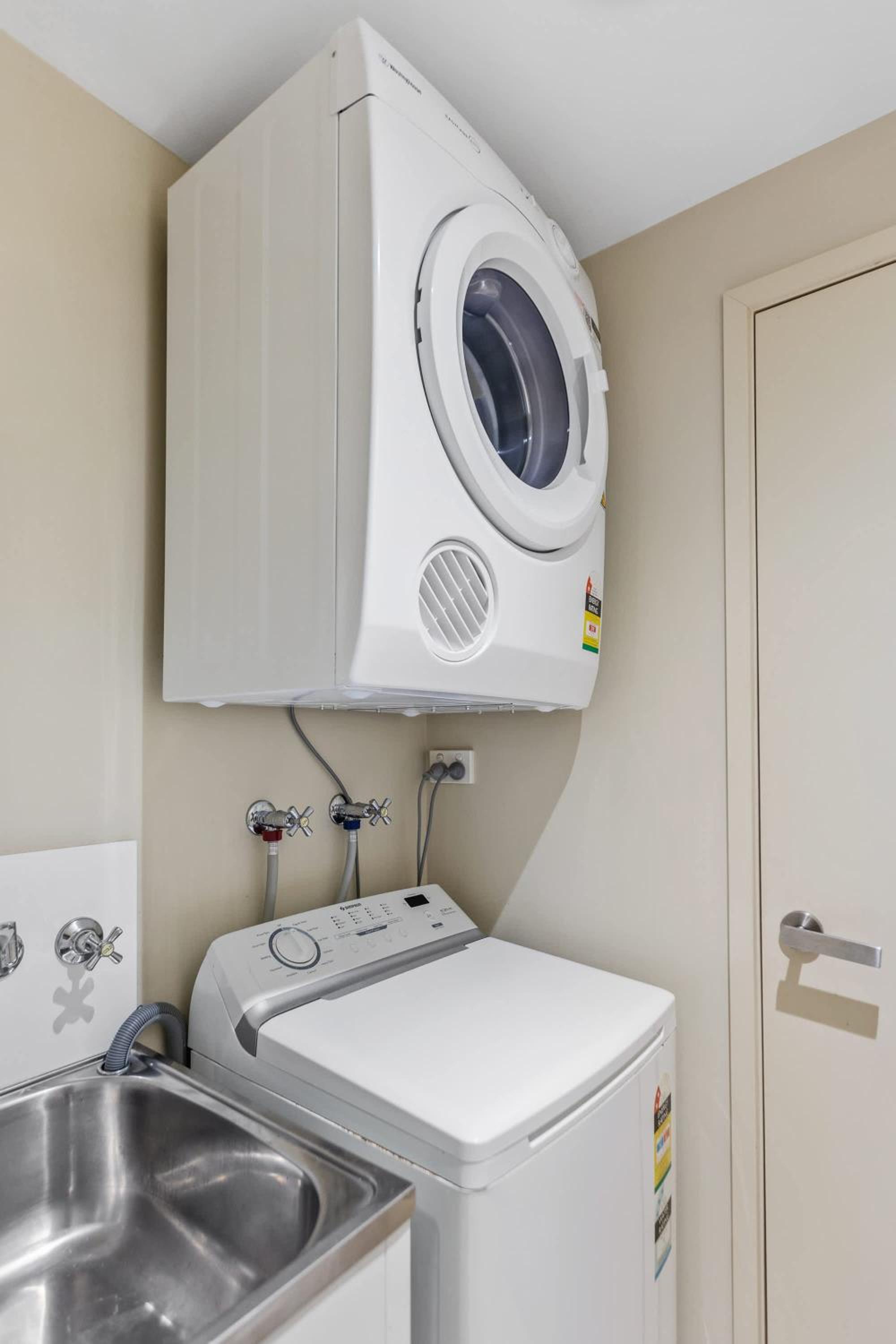 Cairns 2BR Palms Stay Top Floor & Pool View