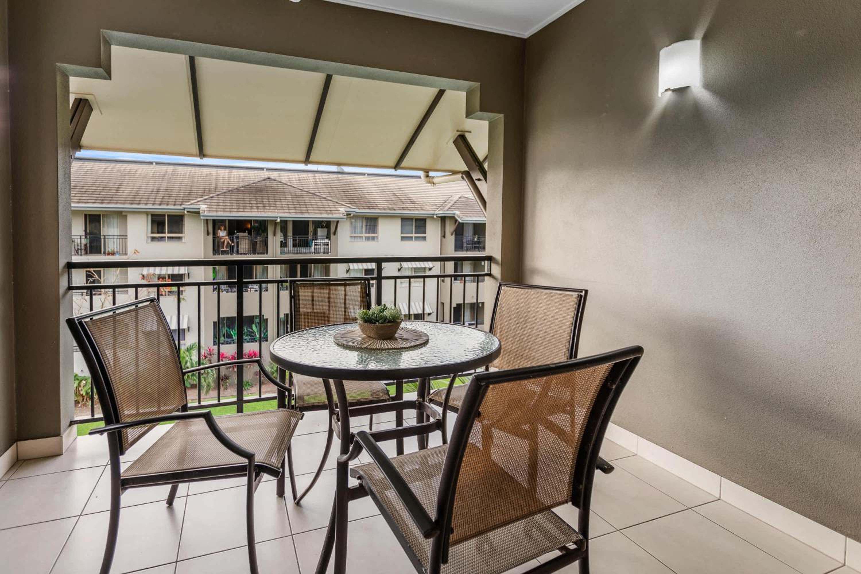 Cairns 2BR Palms Stay Top Floor & Pool View