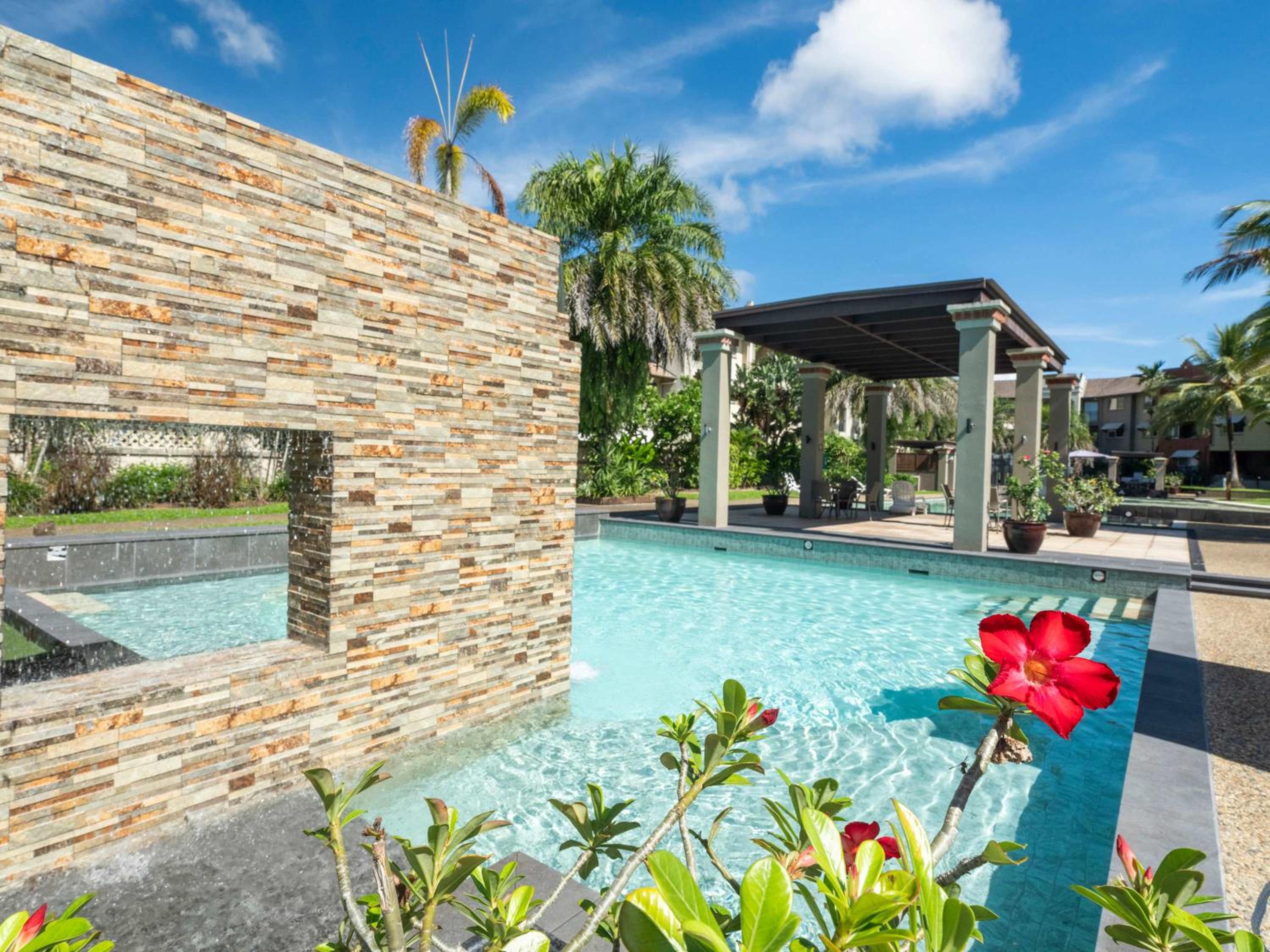 Cairns 2BR Palms Stay Top Floor & Pool View