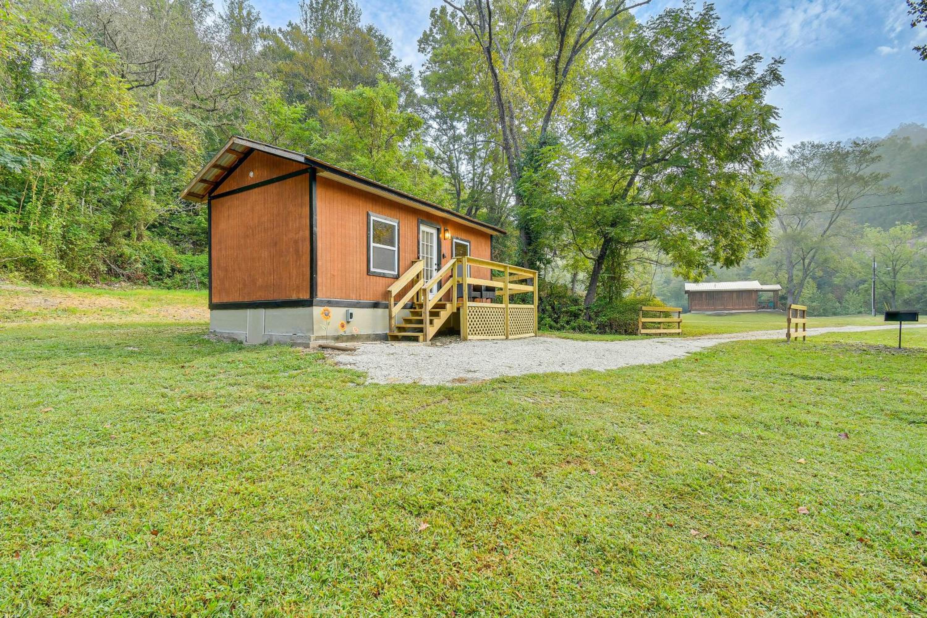 Hudsons Hideaway Cabin on Creek in Beattyville!