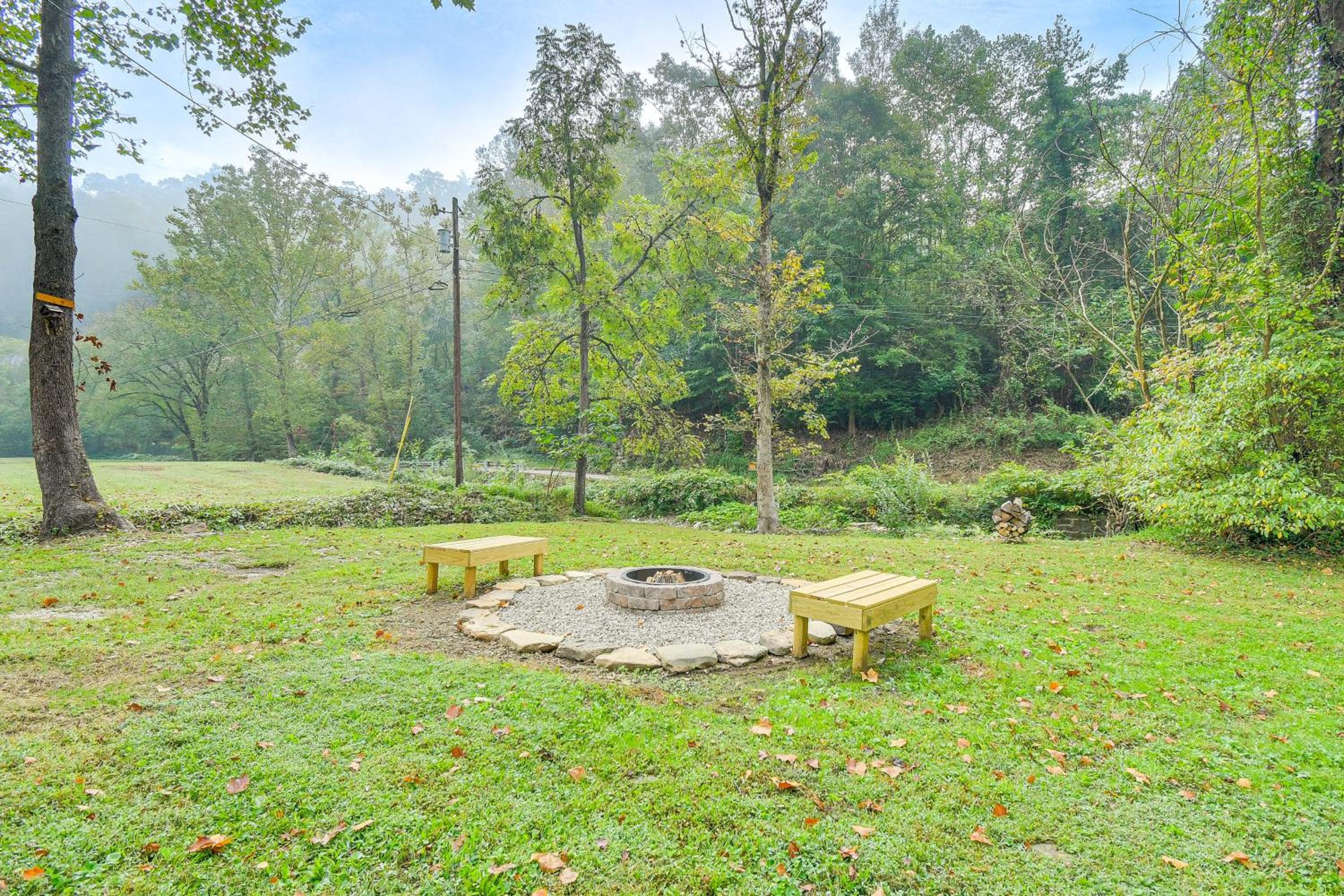 Hudsons Hideaway Cabin on Creek in Beattyville!