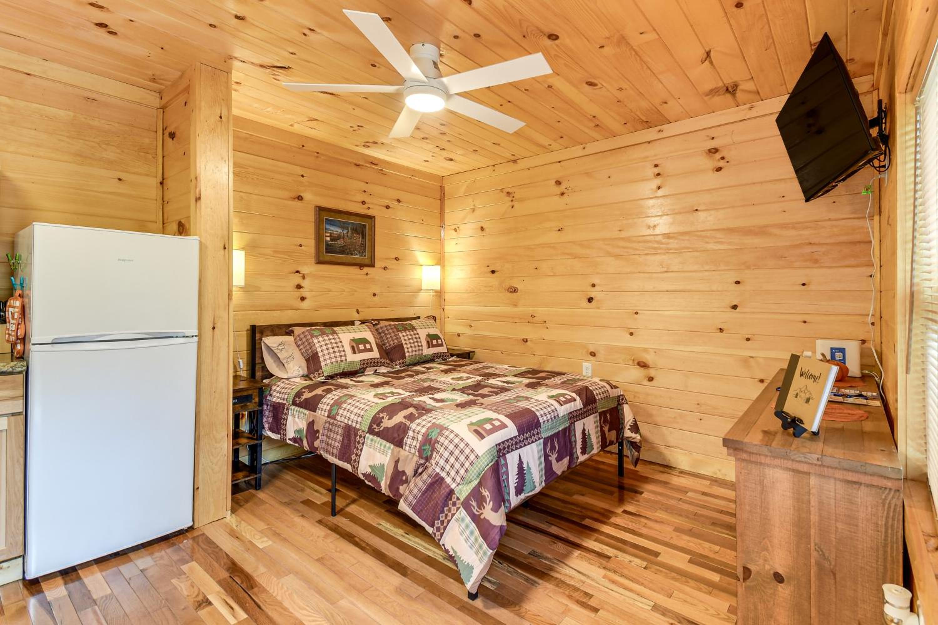 Hudsons Hideaway Cabin on Creek in Beattyville!