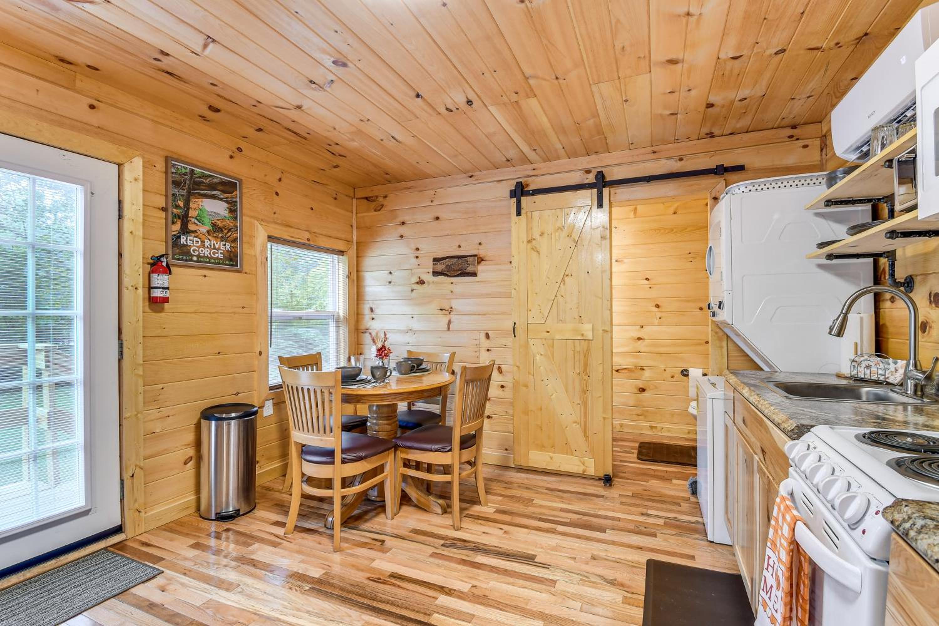 Hudsons Hideaway Cabin on Creek in Beattyville!