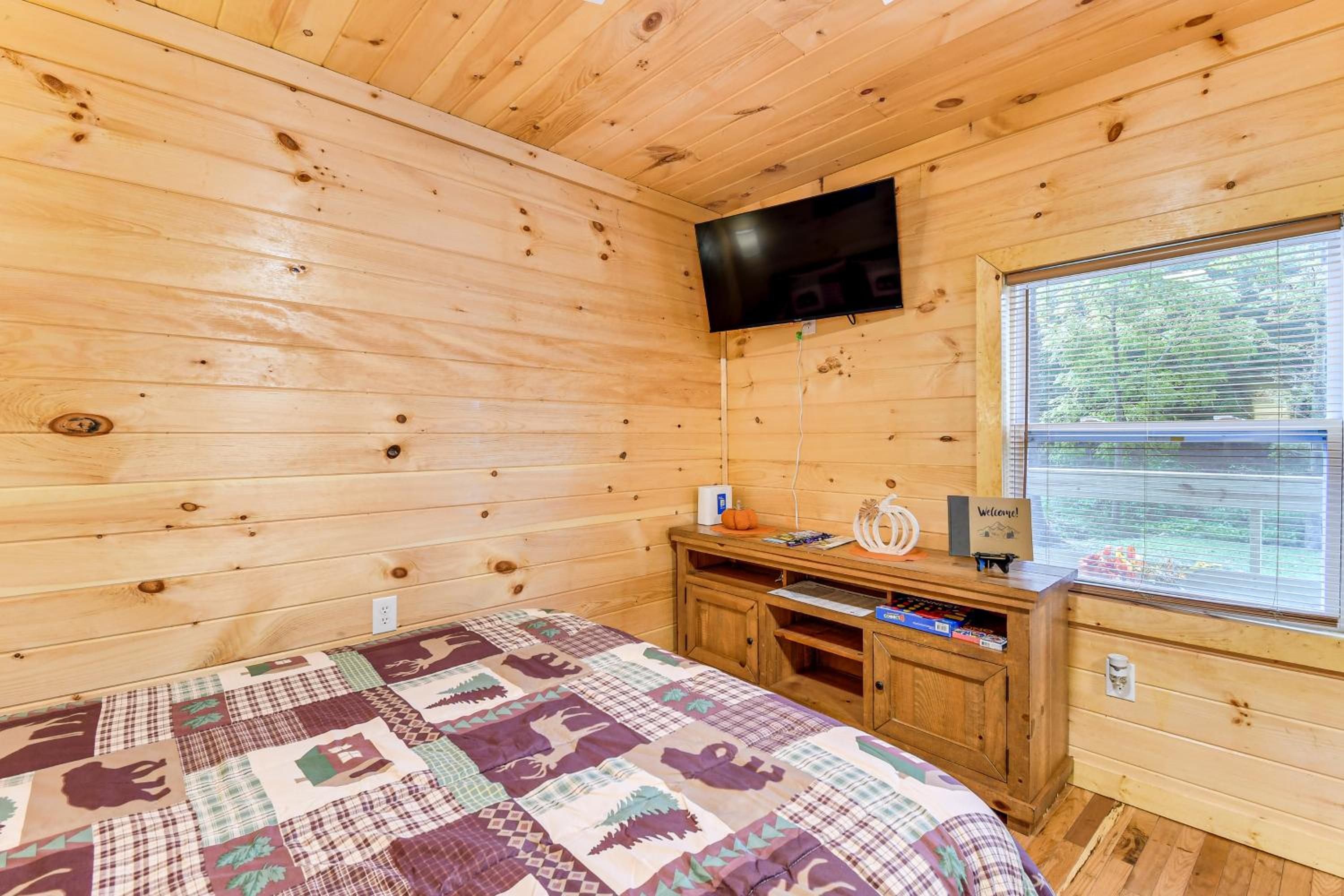Hudsons Hideaway Cabin on Creek in Beattyville!