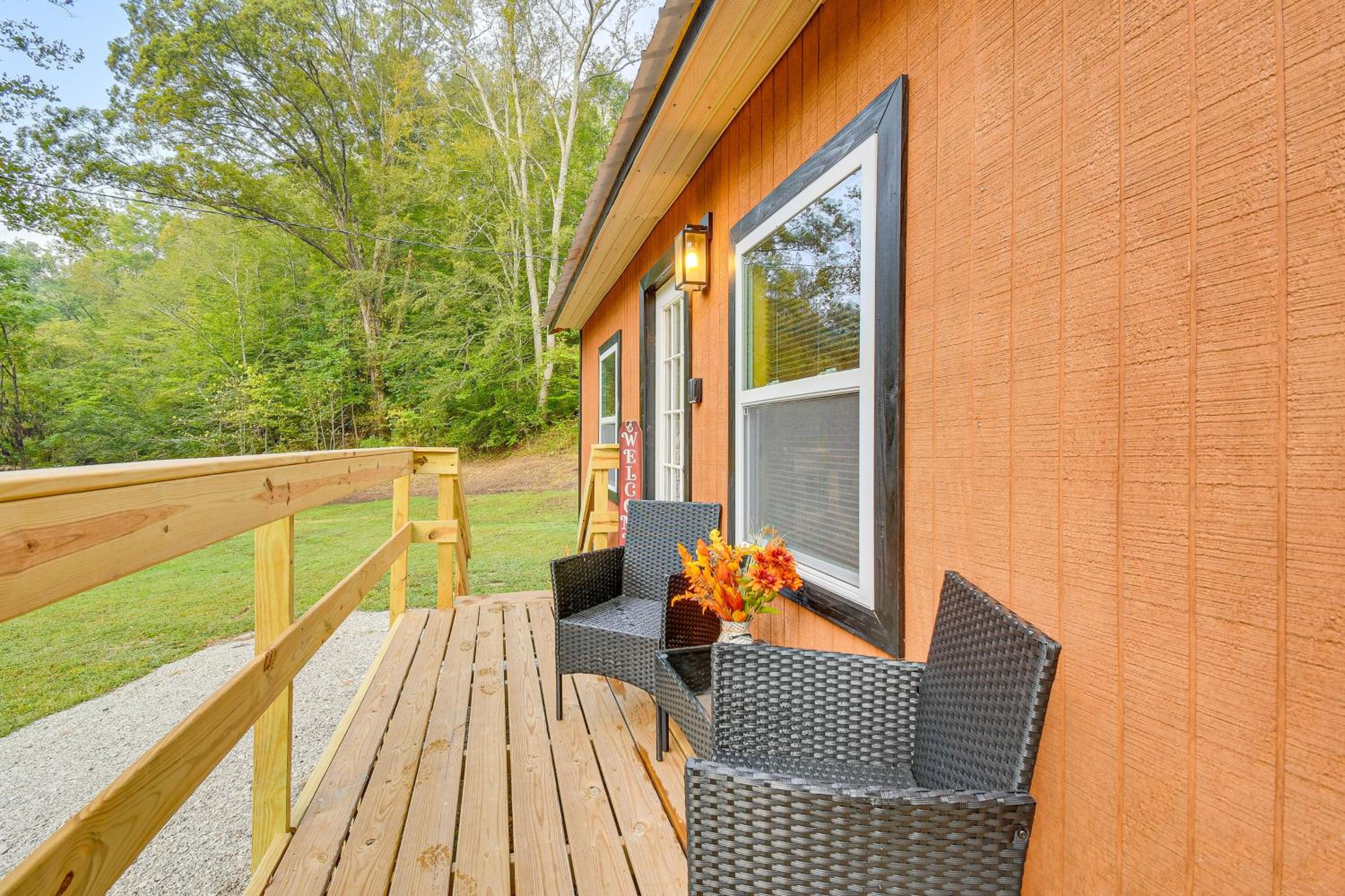 Hudsons Hideaway Cabin on Creek in Beattyville!