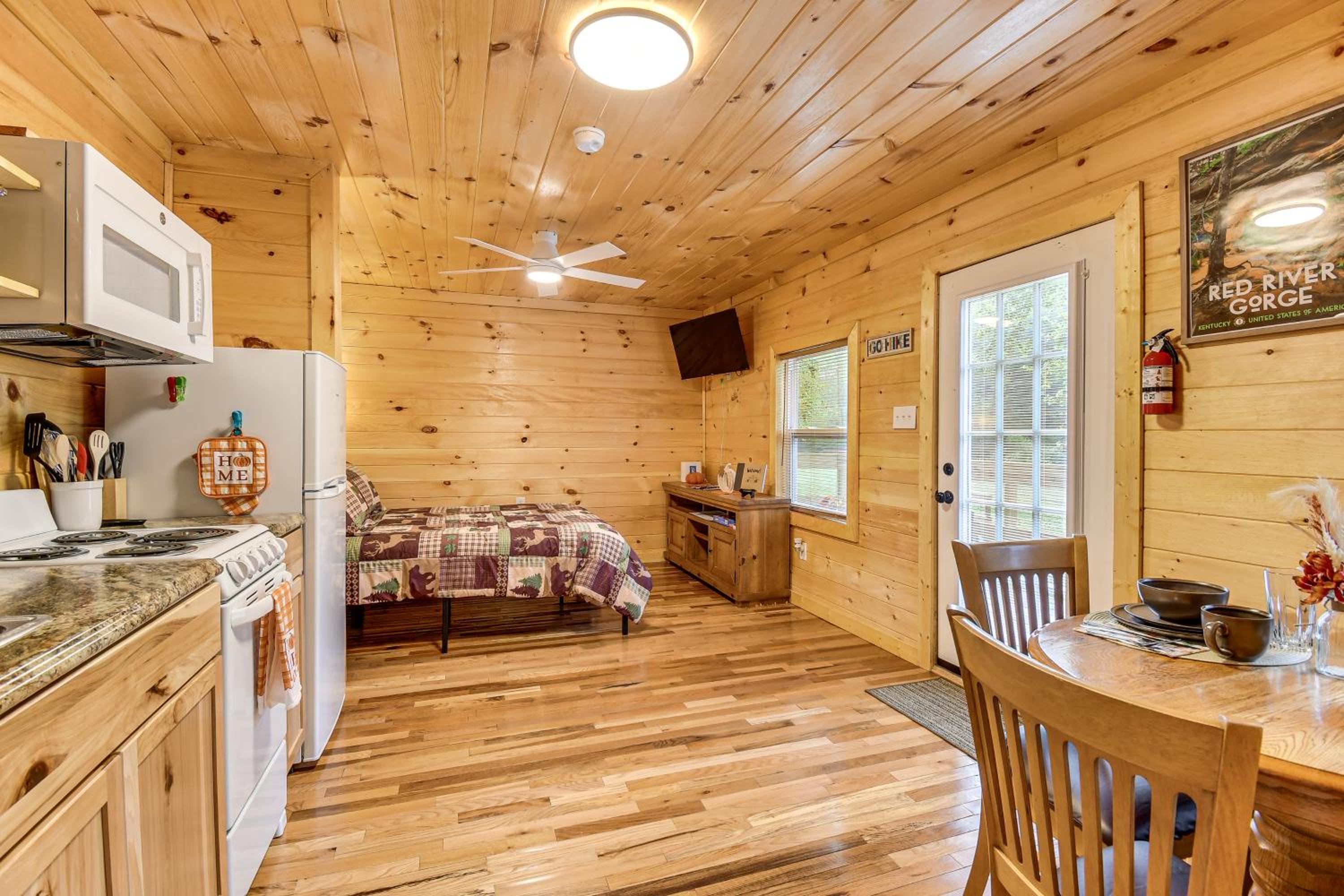 Hudsons Hideaway Cabin on Creek in Beattyville!