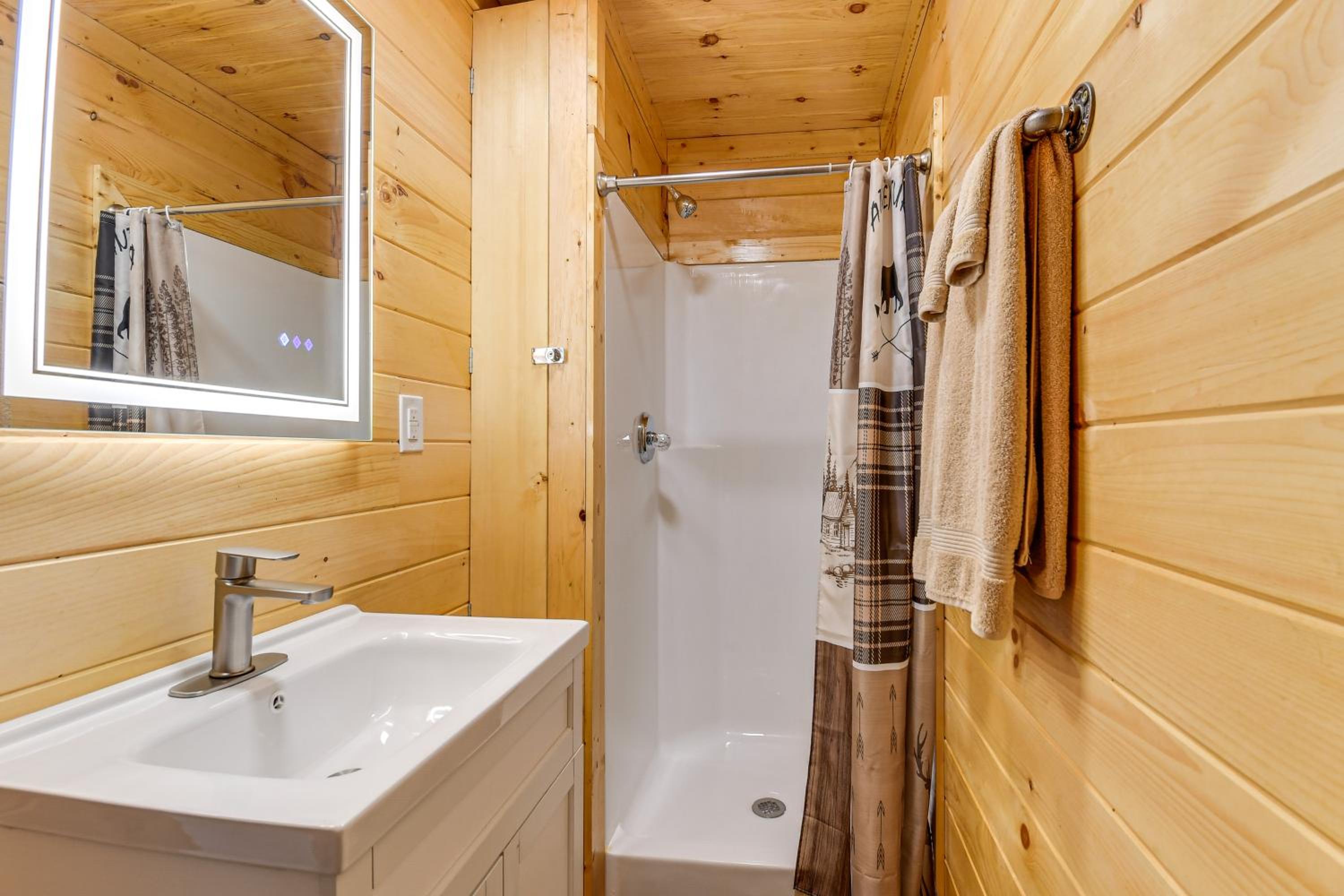 Hudsons Hideaway Cabin on Creek in Beattyville!