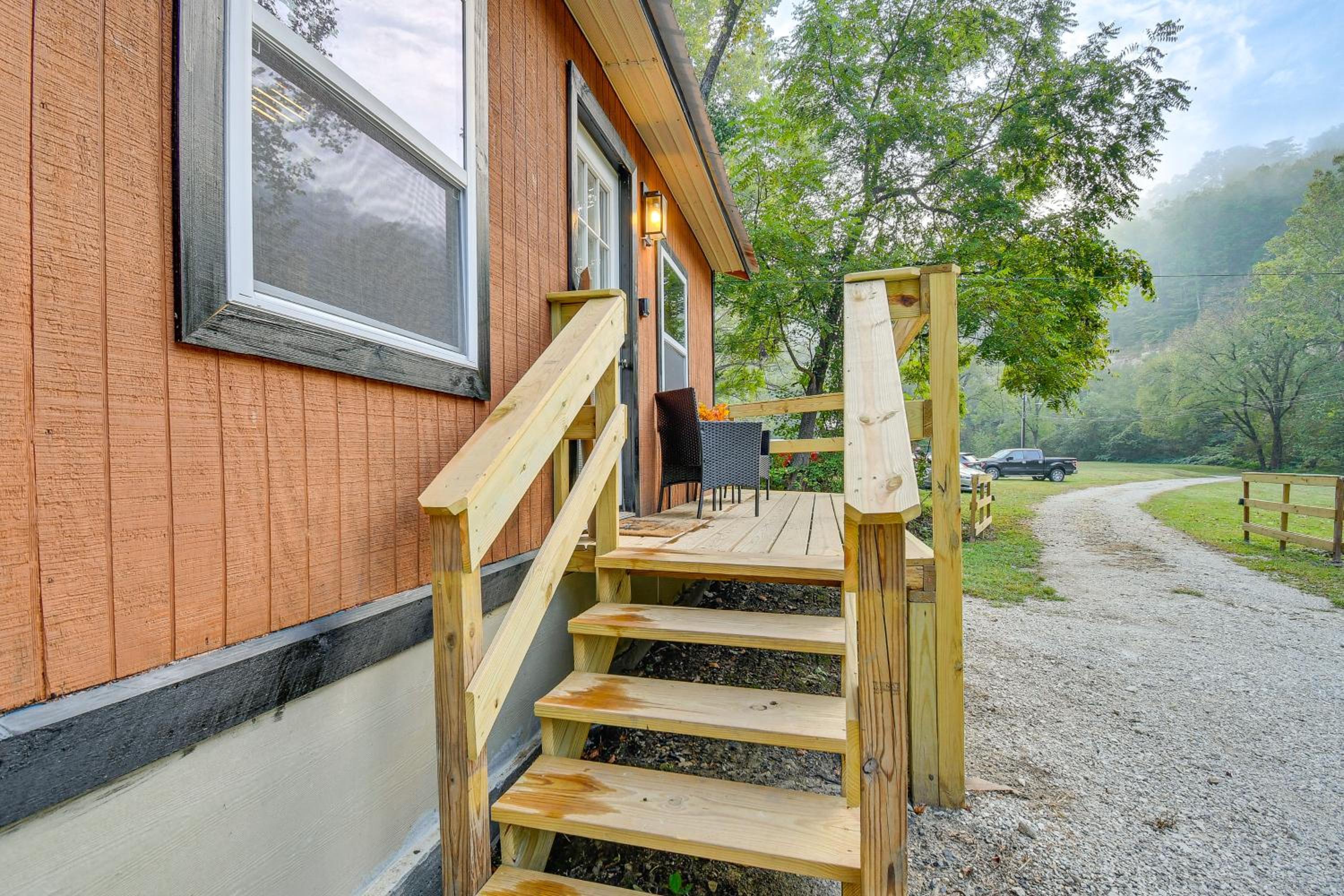 Hudsons Hideaway Cabin on Creek in Beattyville!