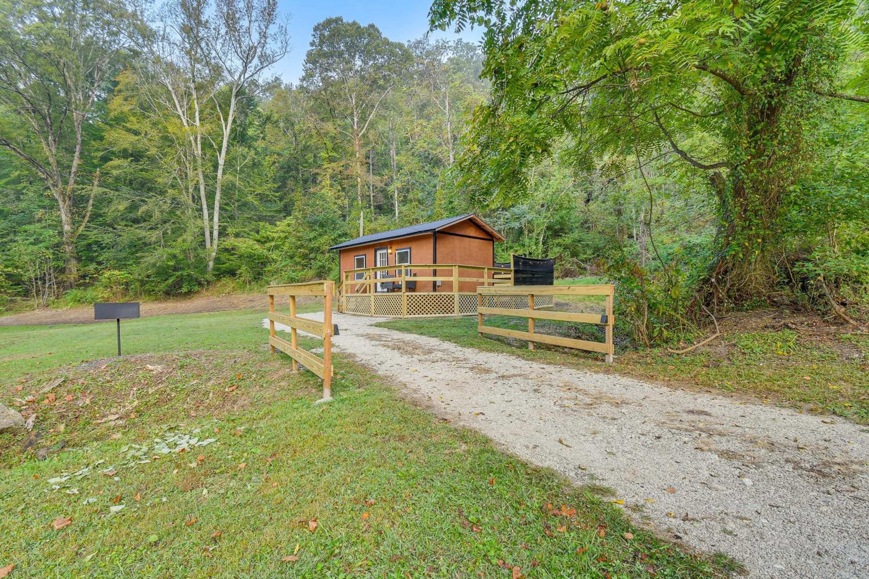 Hudsons Hideaway Cabin on Creek in Beattyville!