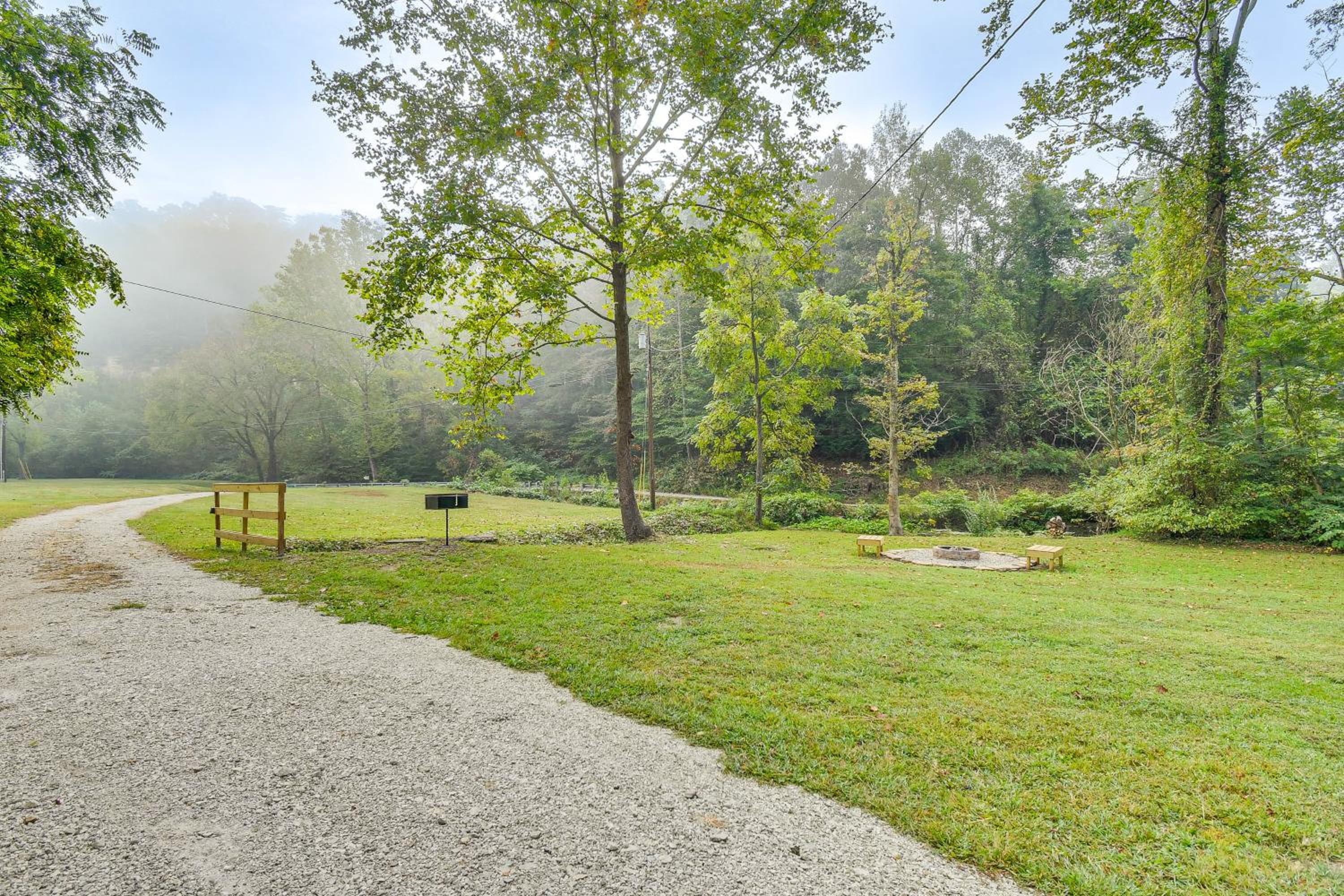 Hudsons Hideaway Cabin on Creek in Beattyville!