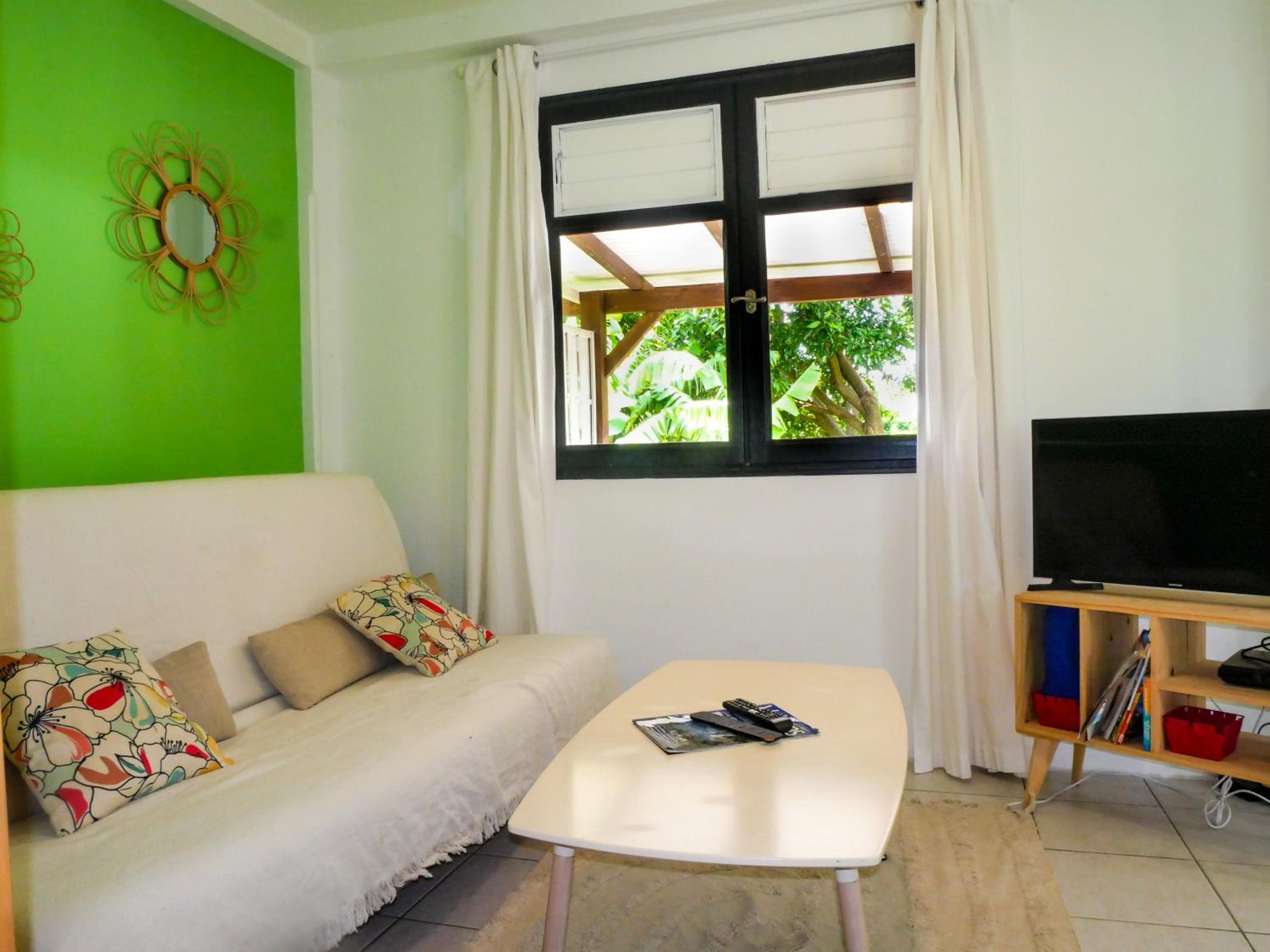 Ti Kaz Houelmont, Vue jardin tropical, proche plage de Rivière-Sens